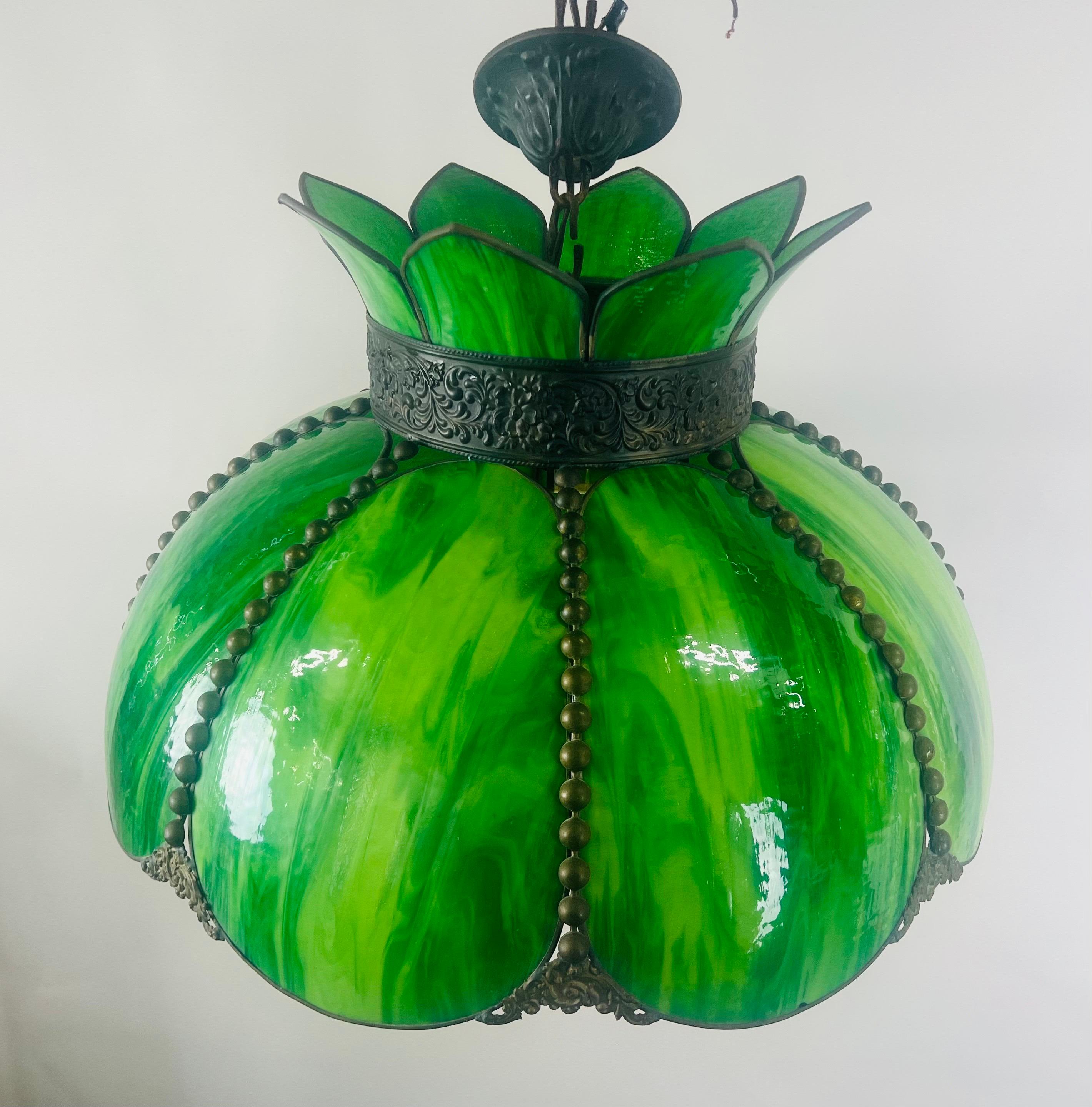 Art nouveau Lustre Art Nouveau de style Tiffany en verre teinté vert et cadre en bronze en vente