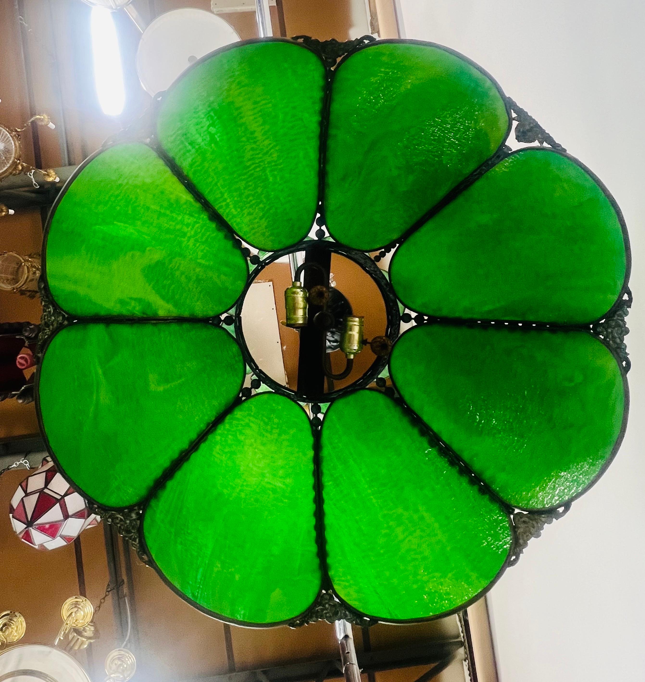 Américain Lustre Art Nouveau de style Tiffany en verre teinté vert et cadre en bronze en vente