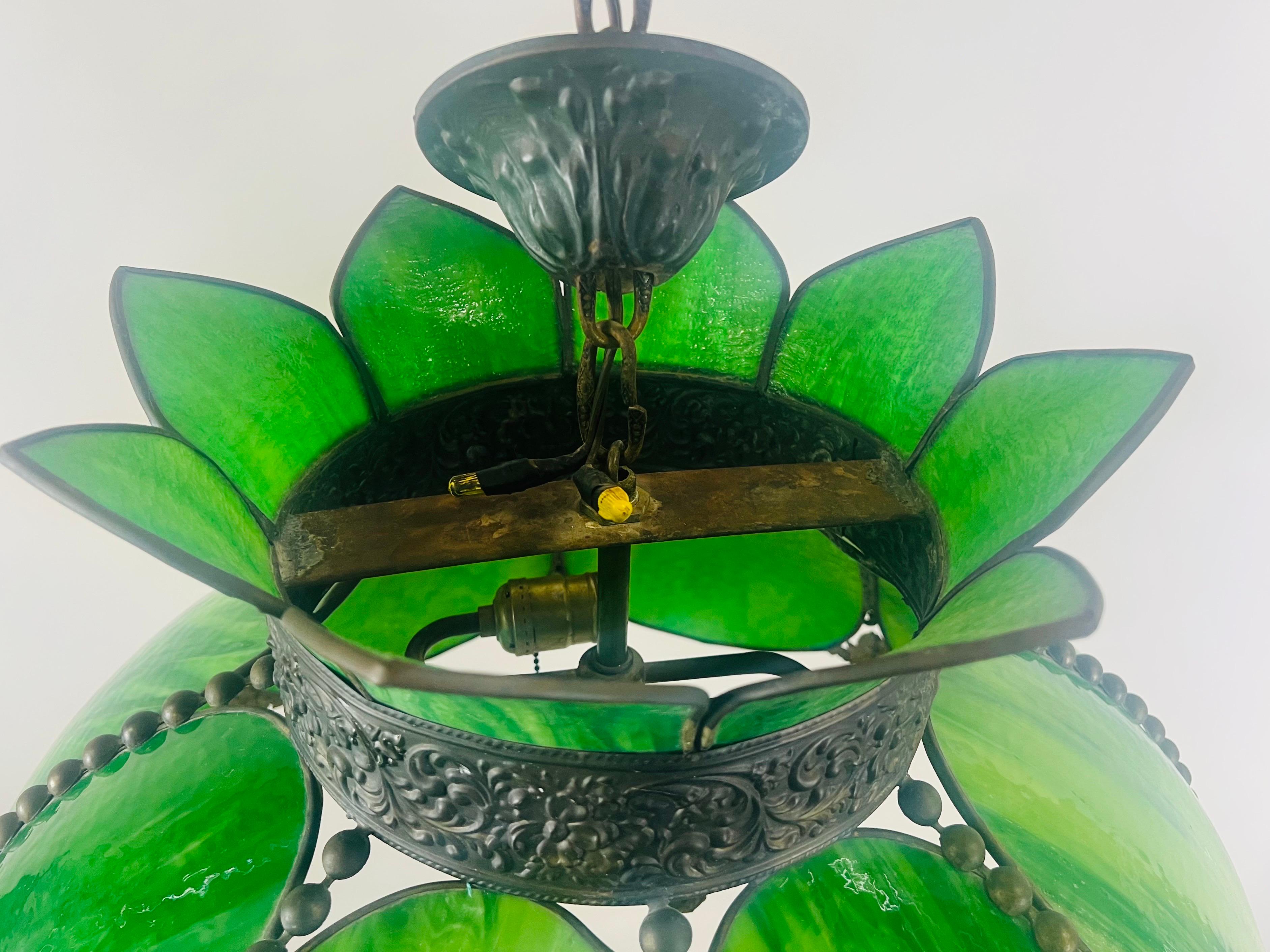 Lustre Art Nouveau de style Tiffany en verre teinté vert et cadre en bronze Bon état - En vente à Plainview, NY