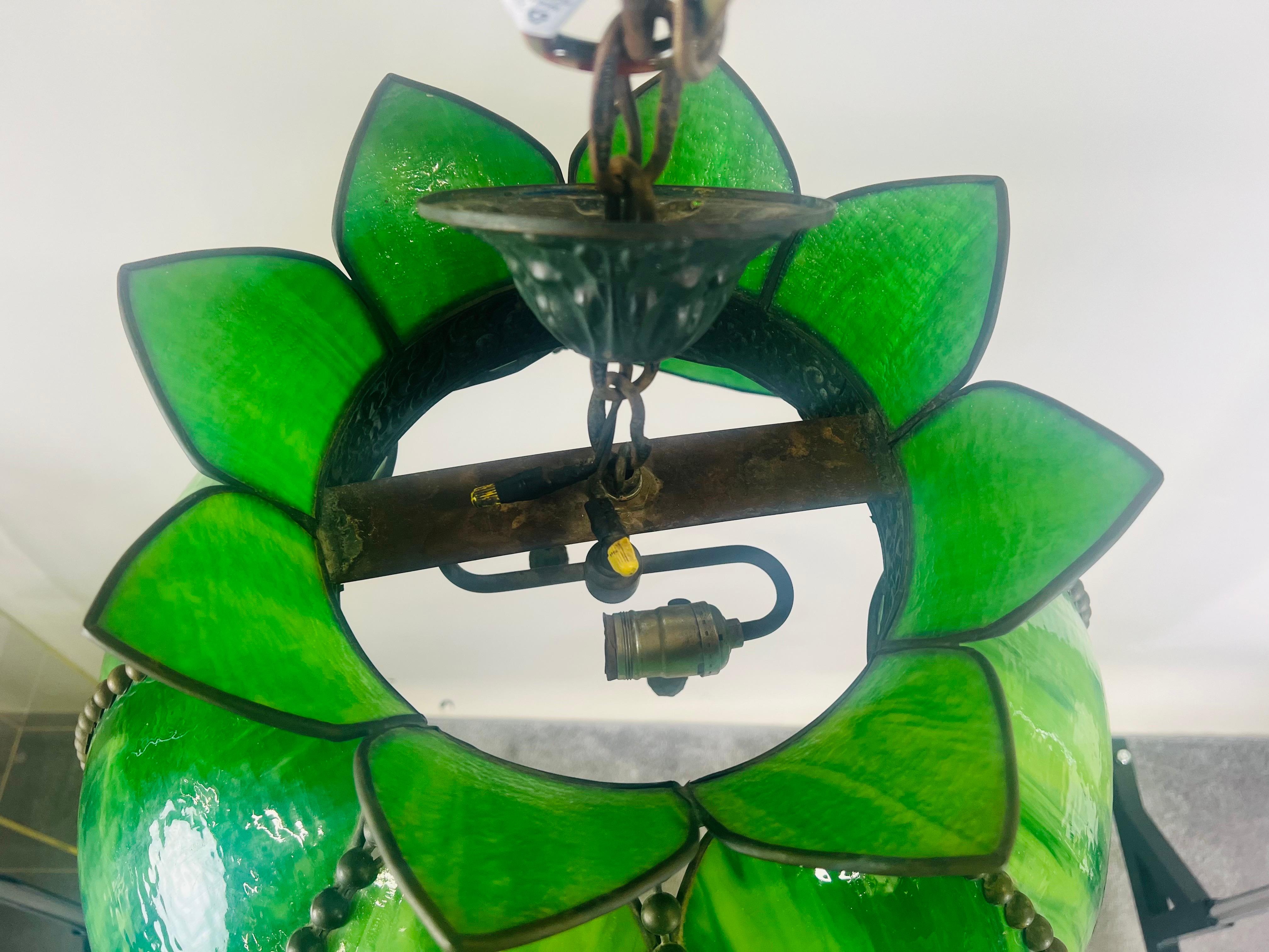 20ième siècle Lustre Art Nouveau de style Tiffany en verre teinté vert et cadre en bronze en vente