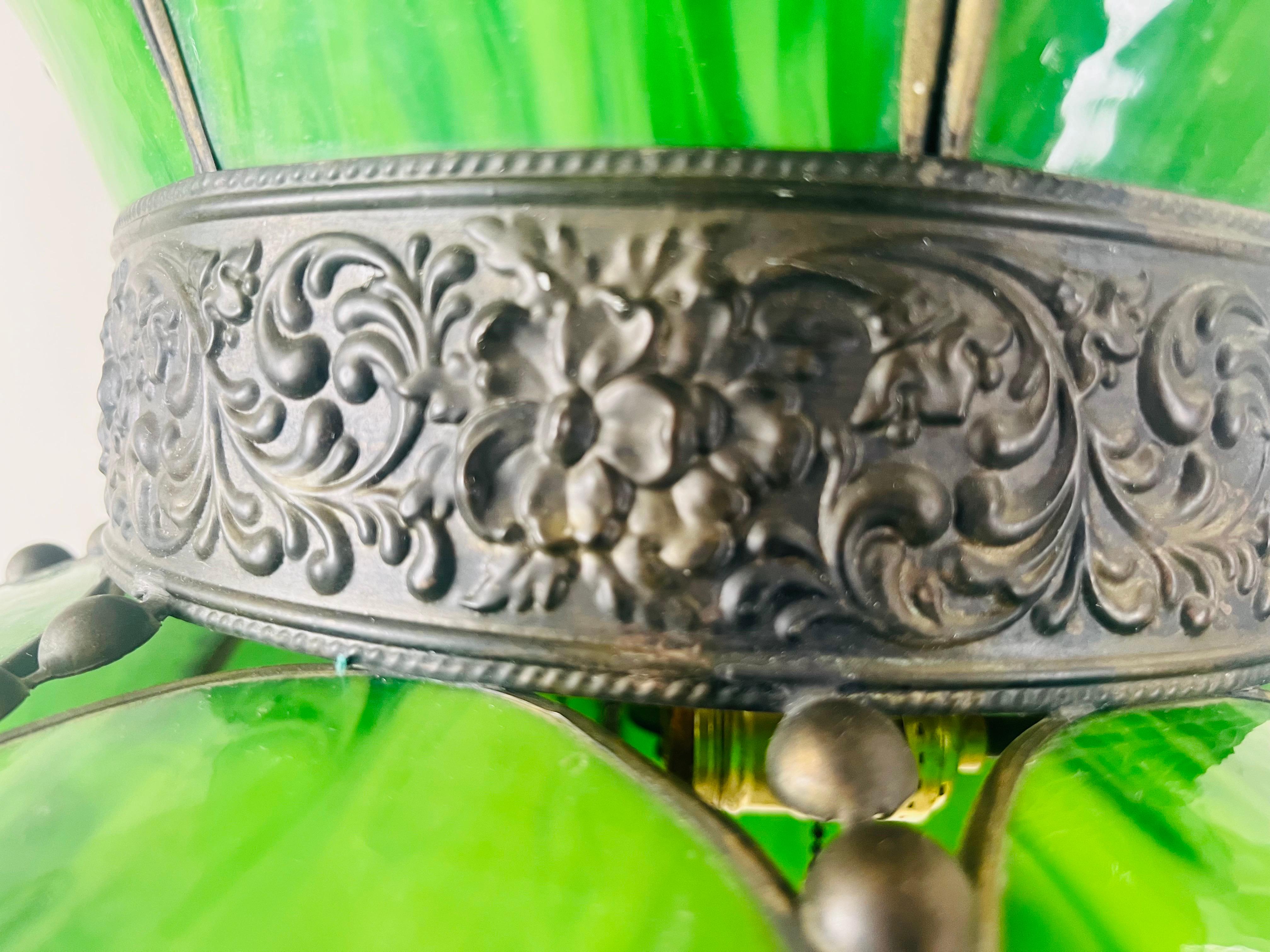 Lustre Art Nouveau de style Tiffany en verre teinté vert et cadre en bronze en vente 2