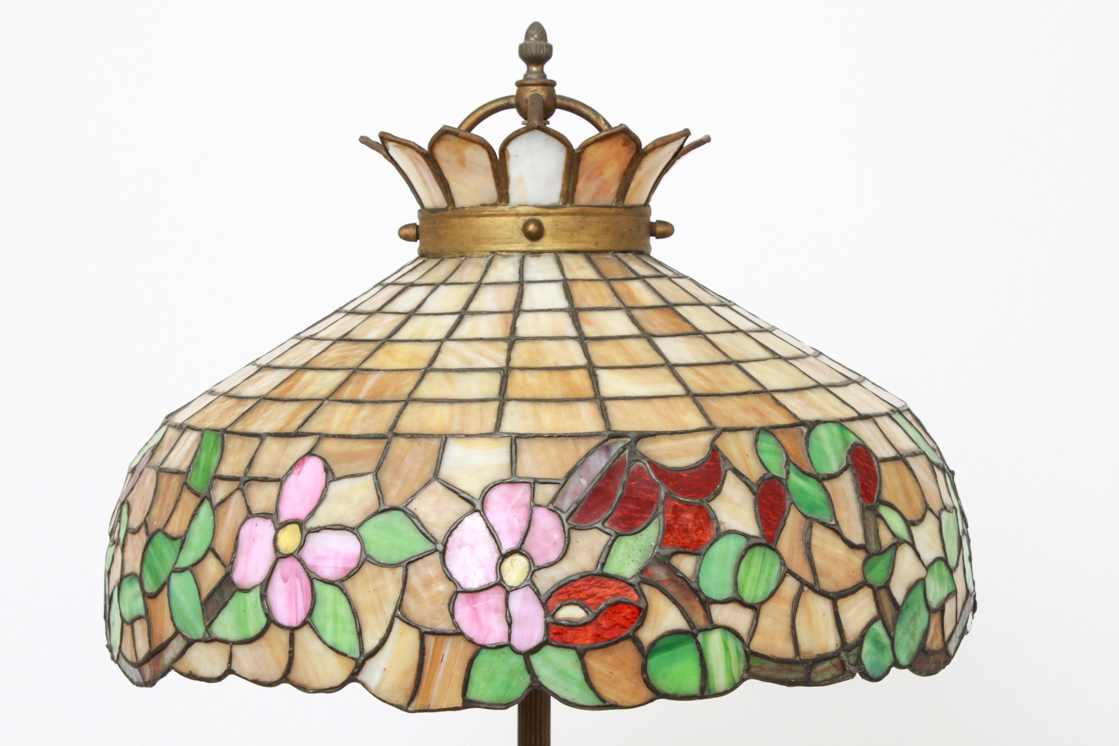 Art Nouveau Tiffany Style Slag Glass Floor Lamp In Good Condition In New York, NY