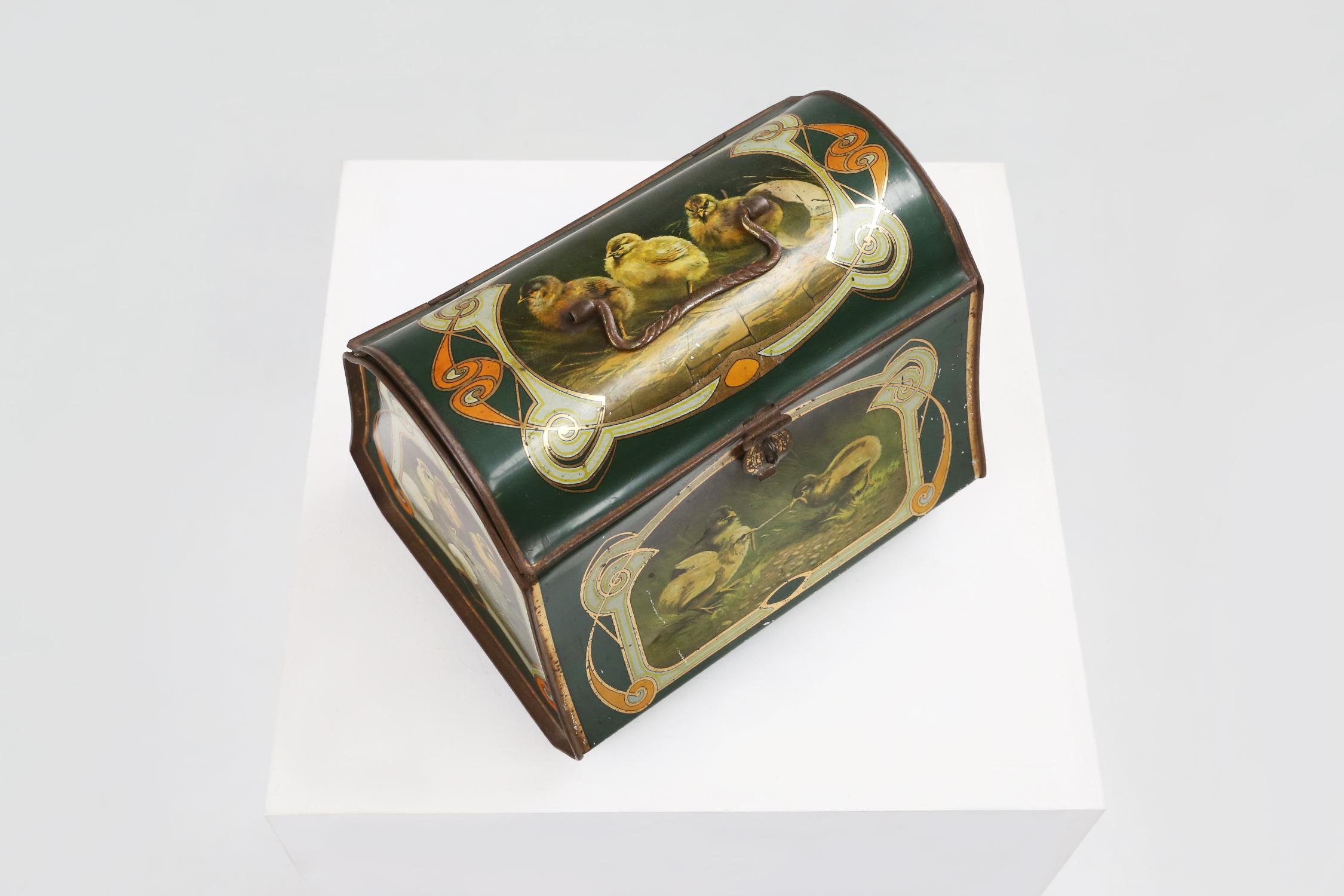 Art Nouveau tin can with small chicks 1920 For Sale 4