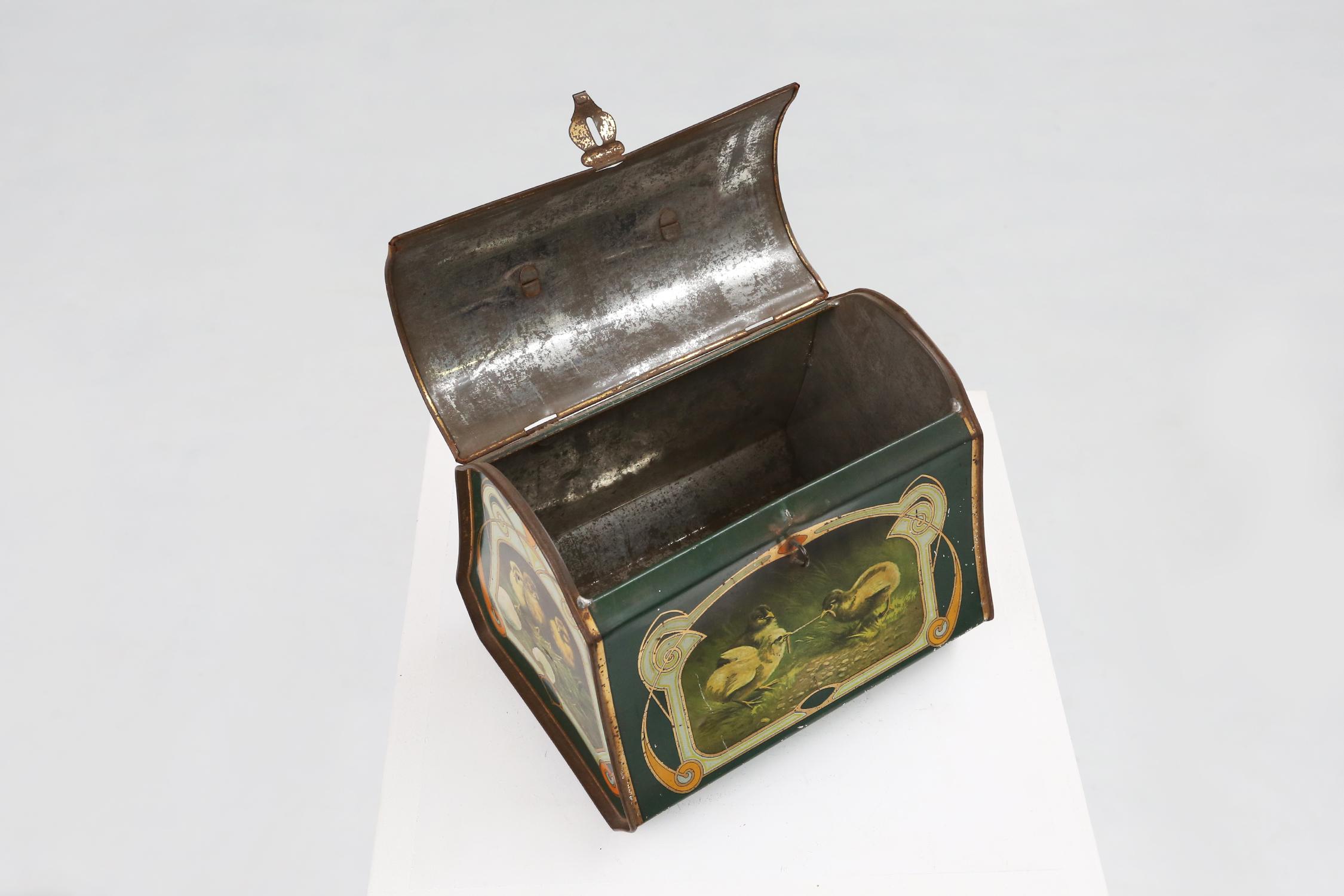 Art Nouveau tin can with small chicks 1920 For Sale 5