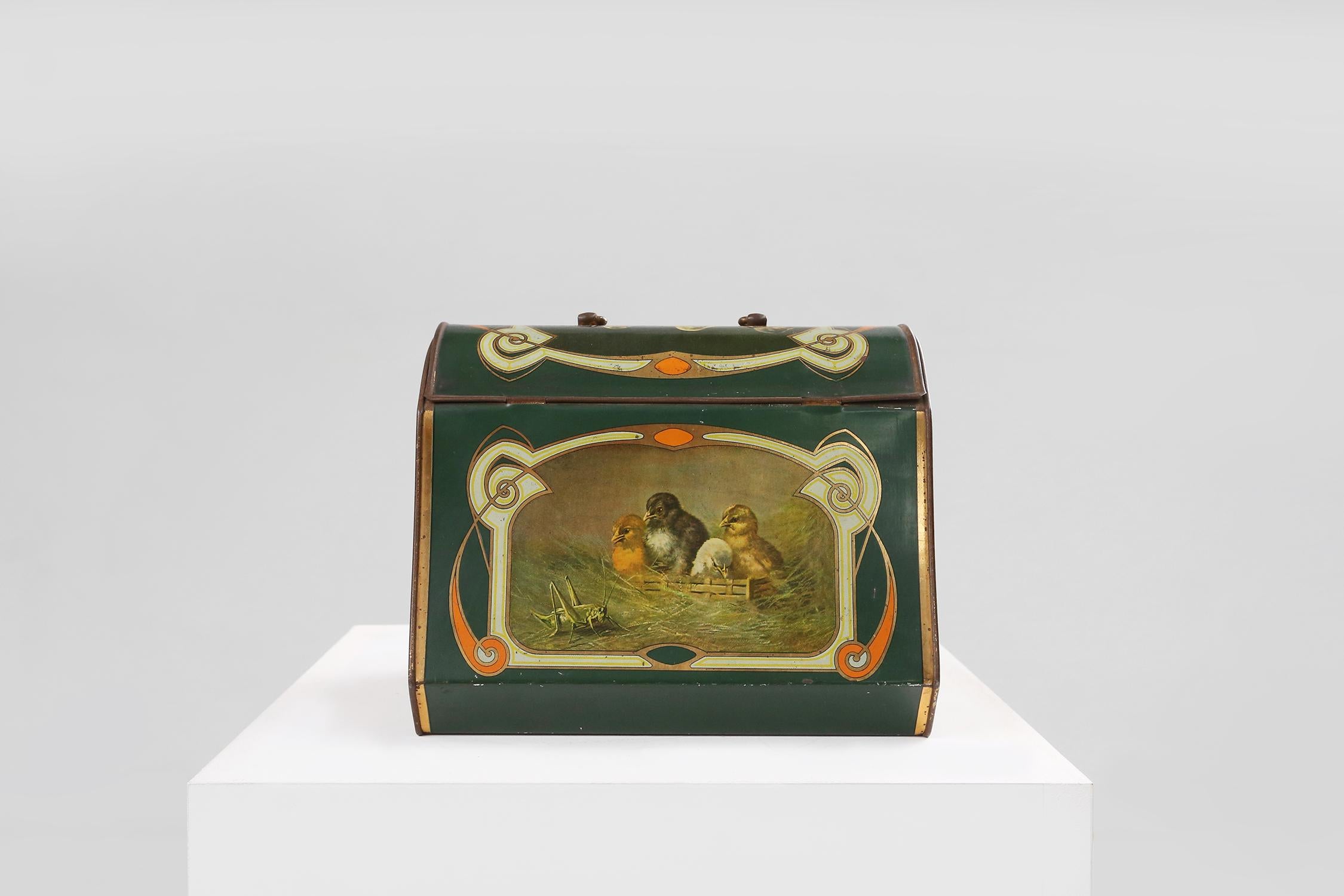 Art Nouveau tin can with small chicks 1920 In Good Condition For Sale In Meulebeke, BE