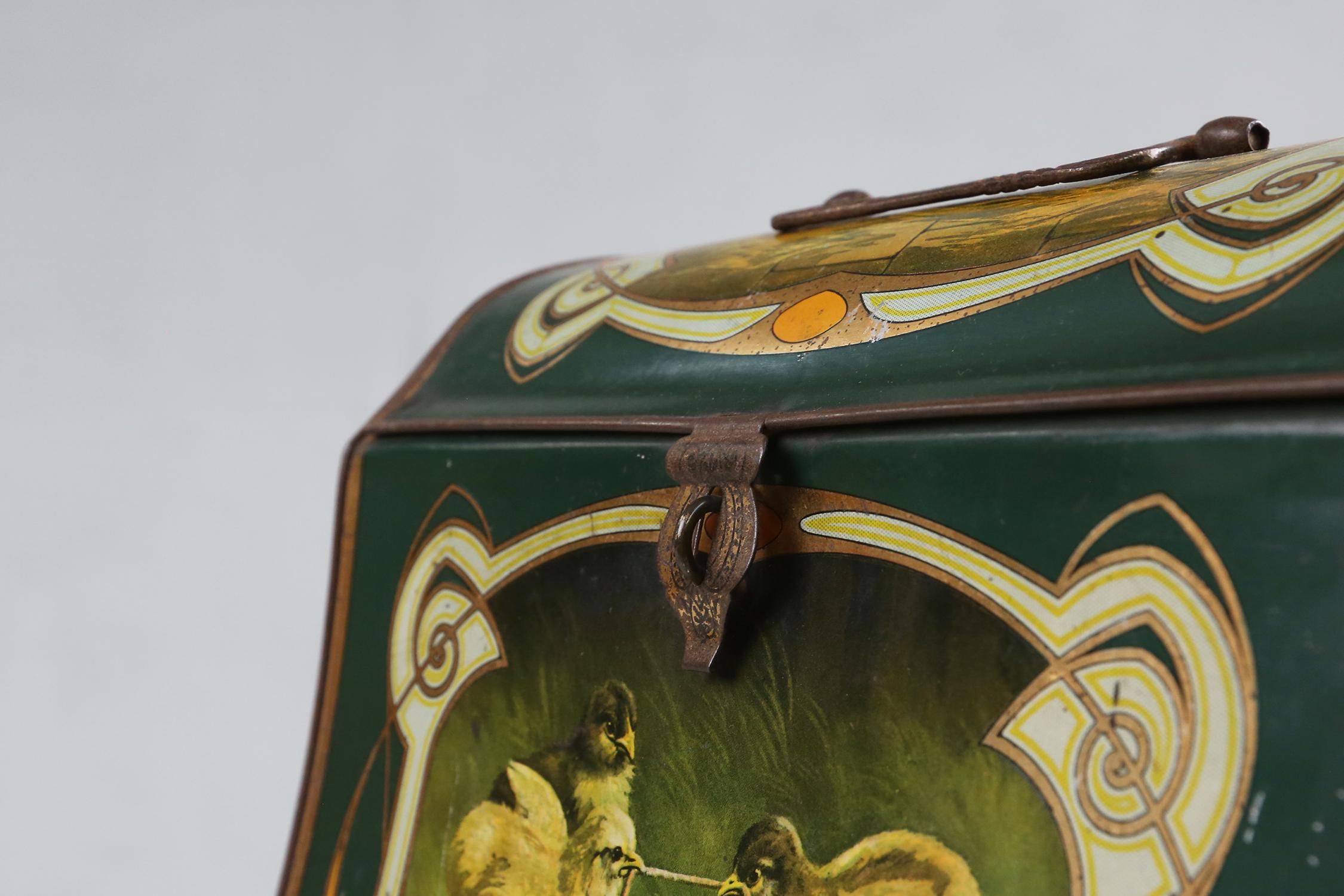 Scatola di latta Art Nouveau con piccoli pulcini 1920 in vendita 2