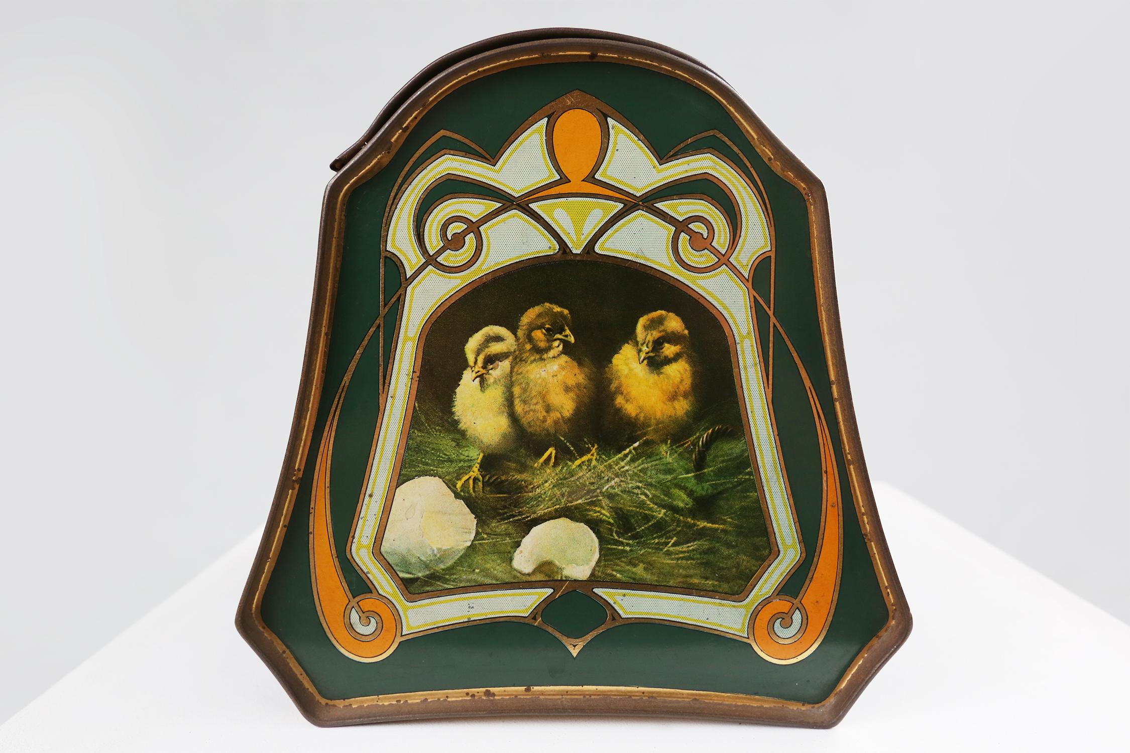 Art Nouveau tin can with small chicks 1920 For Sale 3