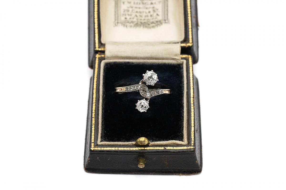 Questo tipo di composizione nei gioielli era un'espressione di amore e di un legame profondo, spesso presente negli anelli di fidanzamento di epoche passate.

Un anello dalla composizione eccezionalmente sofisticata, caratteristica del periodo della