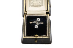 Art Nouveau "toi et moi" ring with diamonds, early 20th century.