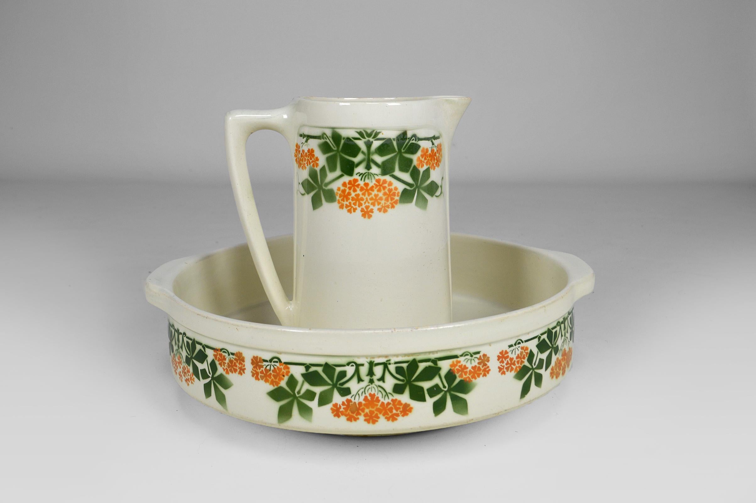 Elegant toiletry kit consisting of a pitcher and its bowl.
In white earthenware enhanced with a green and yellow floral frieze.

Art Nouveau, France, circa 1900.
Signed Keller & Guérin Lunéville. Chestnut tree series.
In good condition.

Dimensions