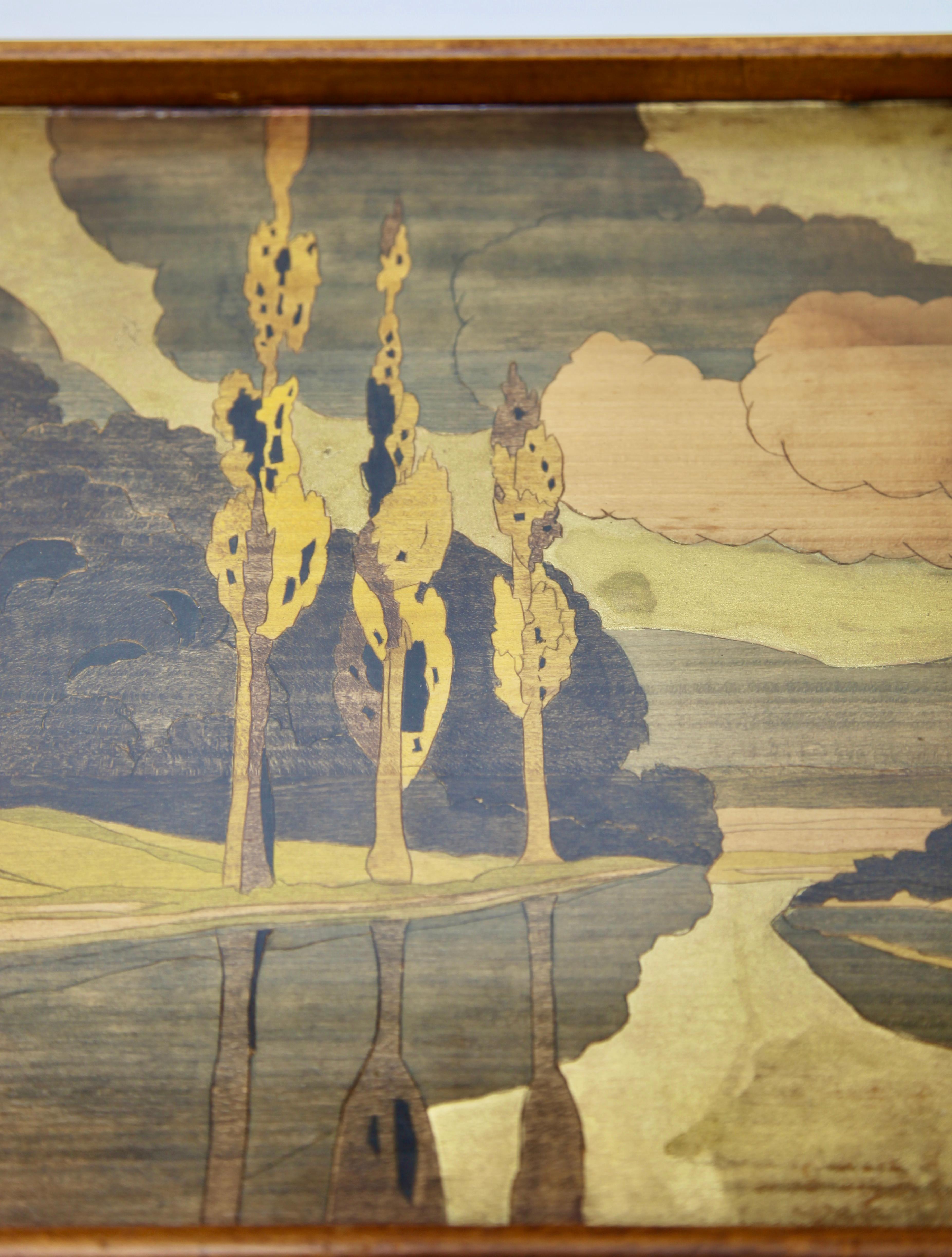 Plateau Art Nouveau avec panneau en bois recouvert de verre et de décorations de paysage en vente 1