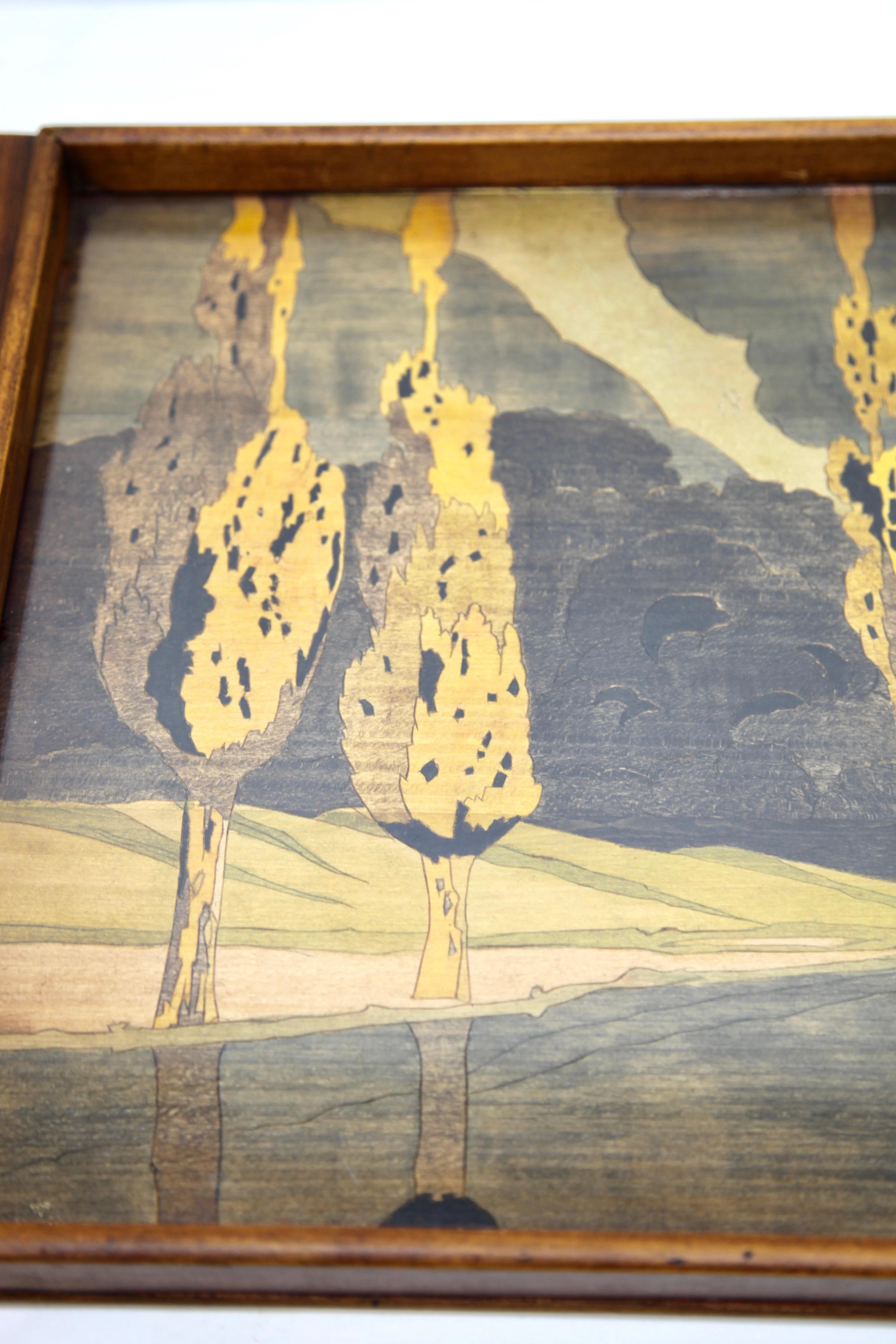 Jugendstil-Tablett mit Holzplattenbedeckung mit Glas- und Landschaftsdekoration (Art nouveau) im Angebot