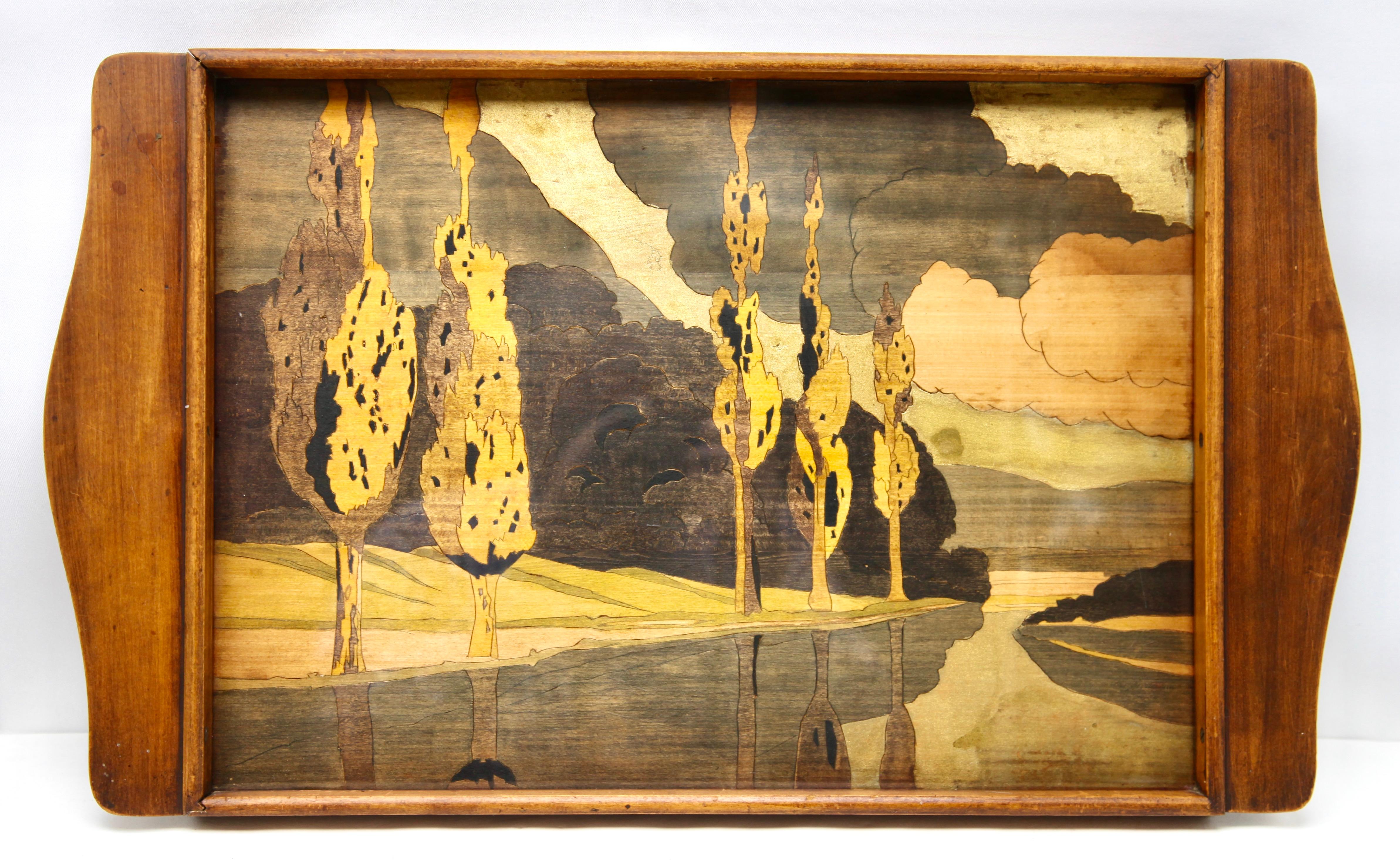 Art nouveau Plateau Art Nouveau avec panneau en bois recouvert de verre et de décorations de paysage en vente