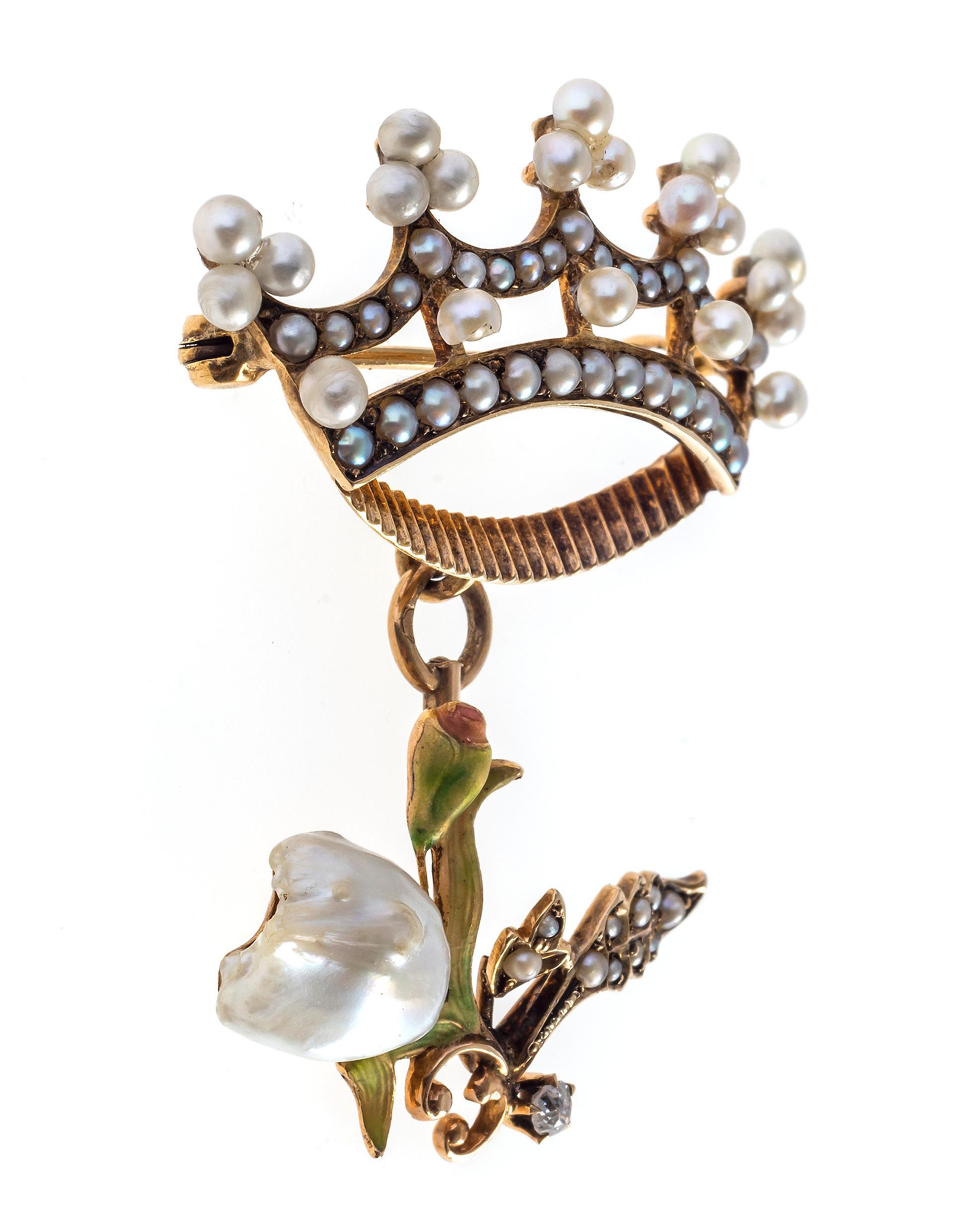 Eine mit feinen orientalischen Perlen besetzte Krone ist als Brosche montiert, an der eine fein modellierte Tulpe hängt. Eine natürliche Barockperle, die den Kopf der Tulpe darstellt, ist von feinen Blättern und einer Blütenknospe umgeben, die mit