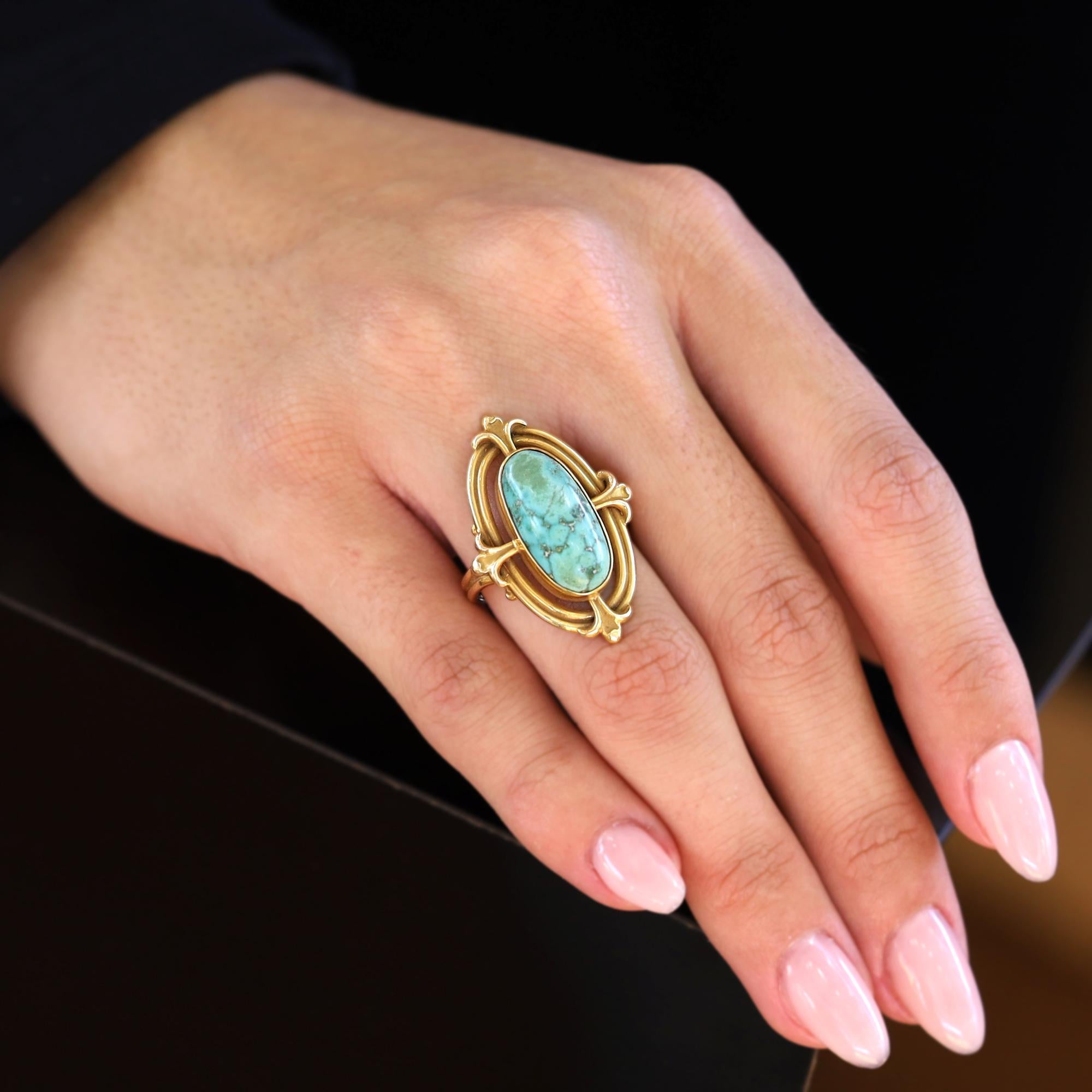 Un anello da cena in turchese antico Art Nouveau fleur-de-lis, nitido e di una bellezza rinfrescante. L'ellisse allungata, che offre una copertura drammatica alle dita, è datata CIRCA 1910 ed è pervasa da un'eleganza semplice, incorniciata da una