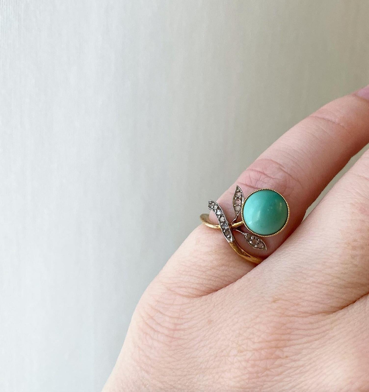 Bague Art Nouveau à motif floral en or et platine avec turquoise et diamants Bon état - En vente à New York, NY