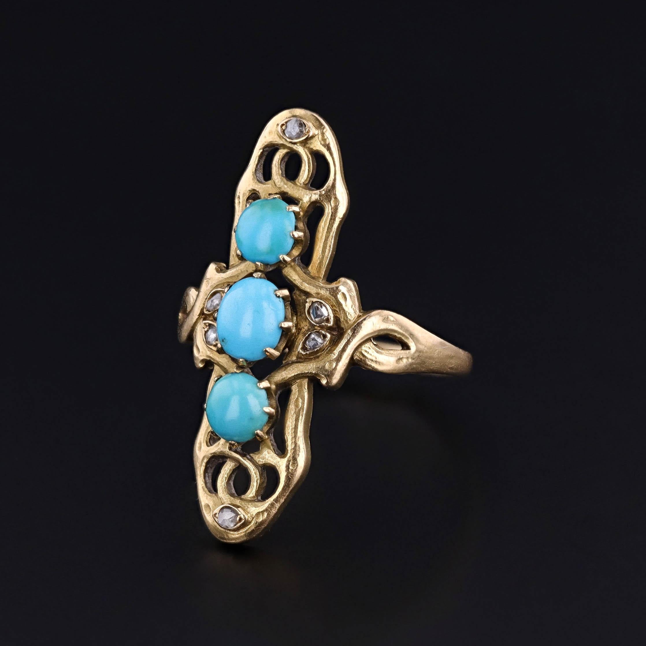 Elegante expresión del diseño de principios del siglo XX, este anillo de la época Art Nouveau (hacia 1915) presenta un luminoso trío de cabujones de turquesa, acentuados por seis brillantes diamantes, todo ello engastado en una rica montura de oro