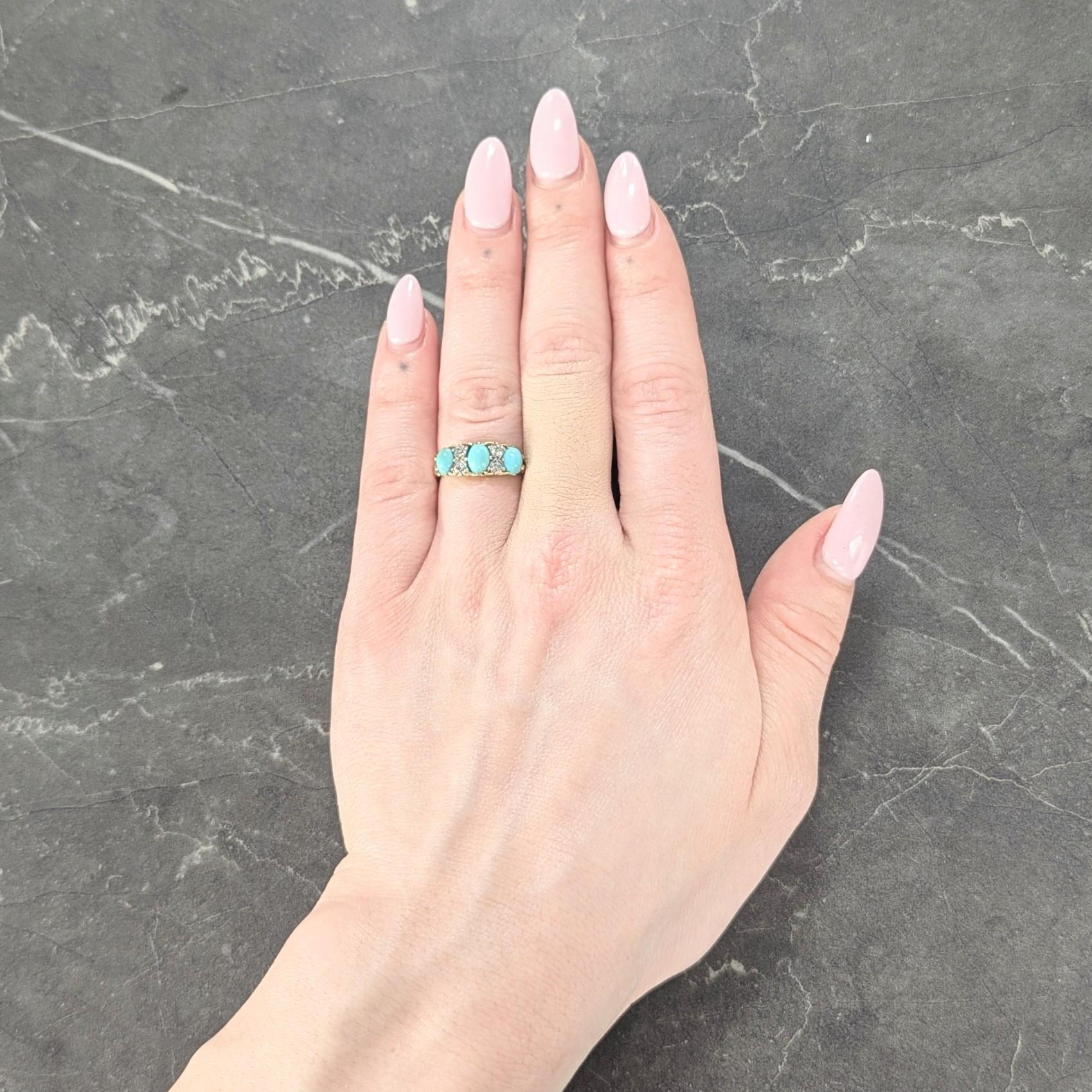 Avec trois cabochons de turquoise de forme ovale et graduée
Couleur vert bleuâtre moyen à vert moyen
Taille allant de 3,5 x 5,0 mm à 4,5 x 6,0 mm - serti clos
Avec des diamants de taille ancienne sertis en platine entre les deux.
D'un poids total