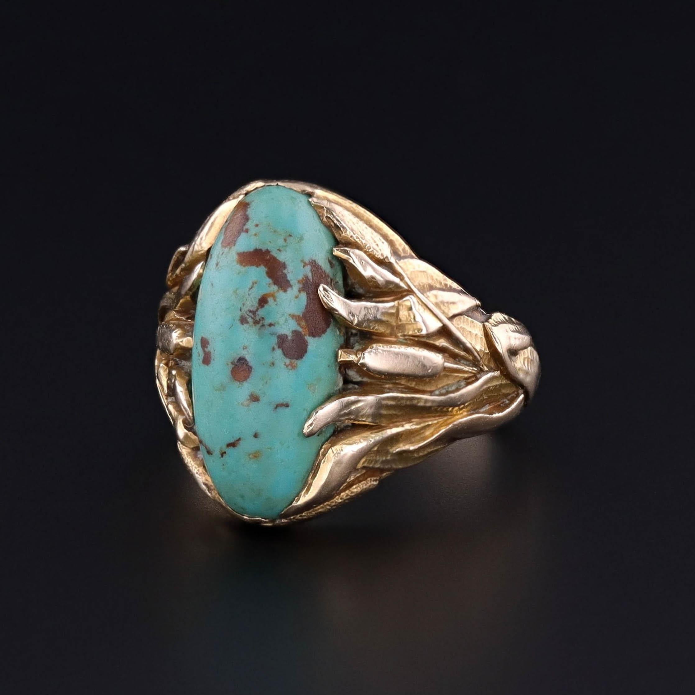 Un anello antico risalente all'epoca Art Nouveau (circa 1890-1900), con un cabochon di turchese maculato incastonato in una montatura di code di gatto in oro 14k.

La faccia dell'anello misura 0,7 pollici da nord a sud ed è in ottime condizioni. È