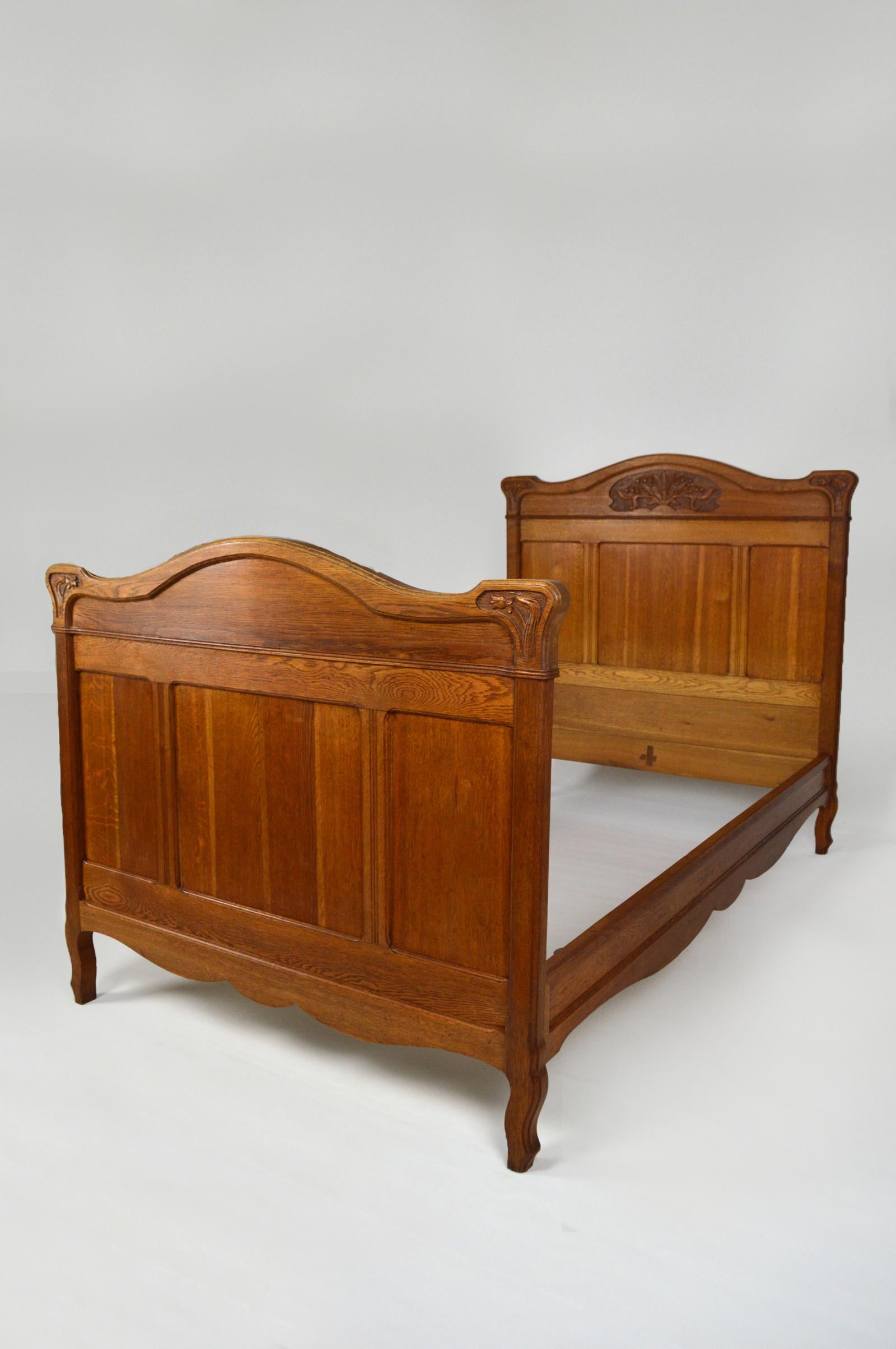 Art Nouveau Twin Beds in Carved Oak, France, circa 1910 For Sale 4