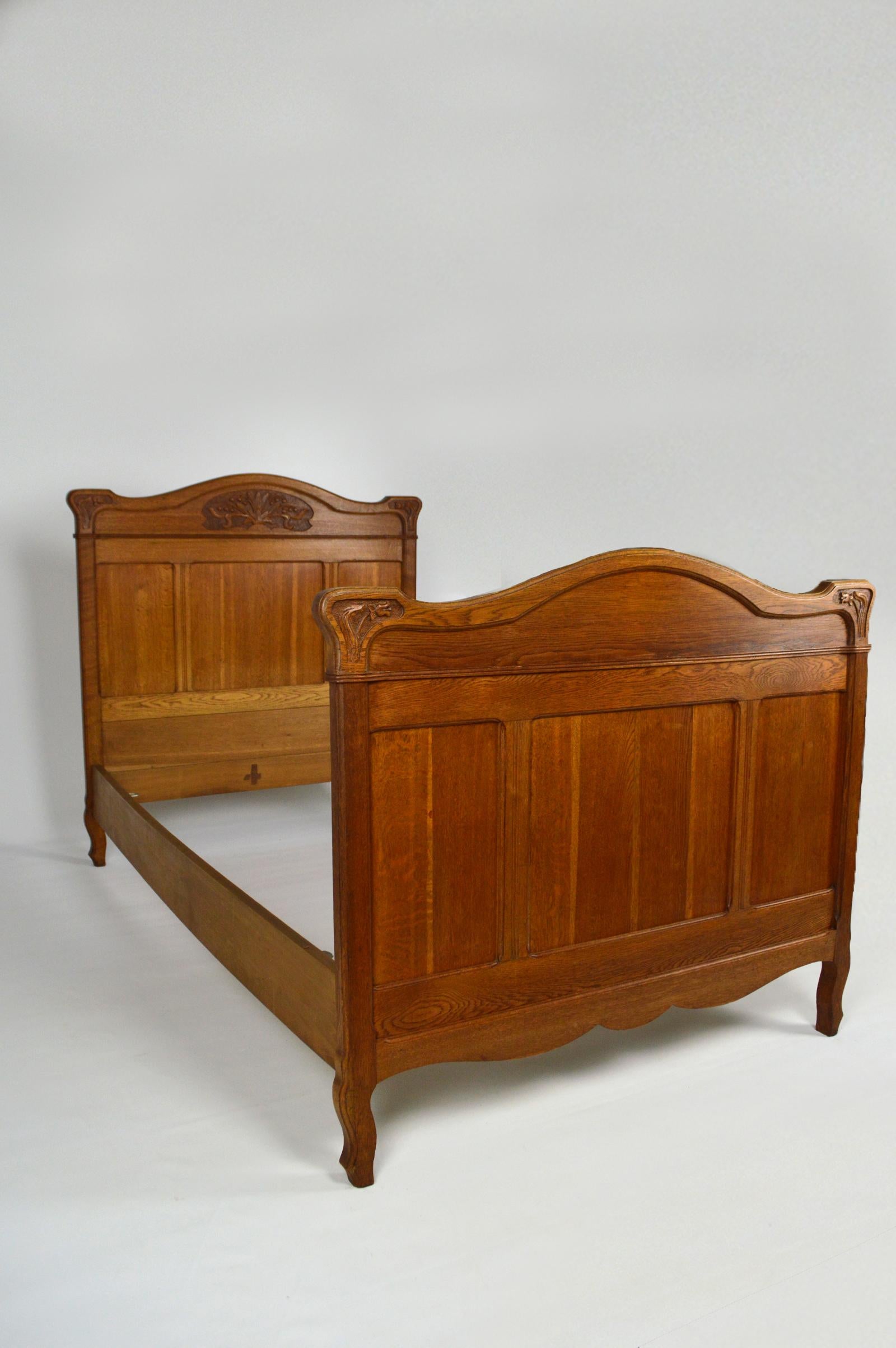 Art Nouveau Twin Beds in Carved Oak, France, circa 1910 For Sale 5