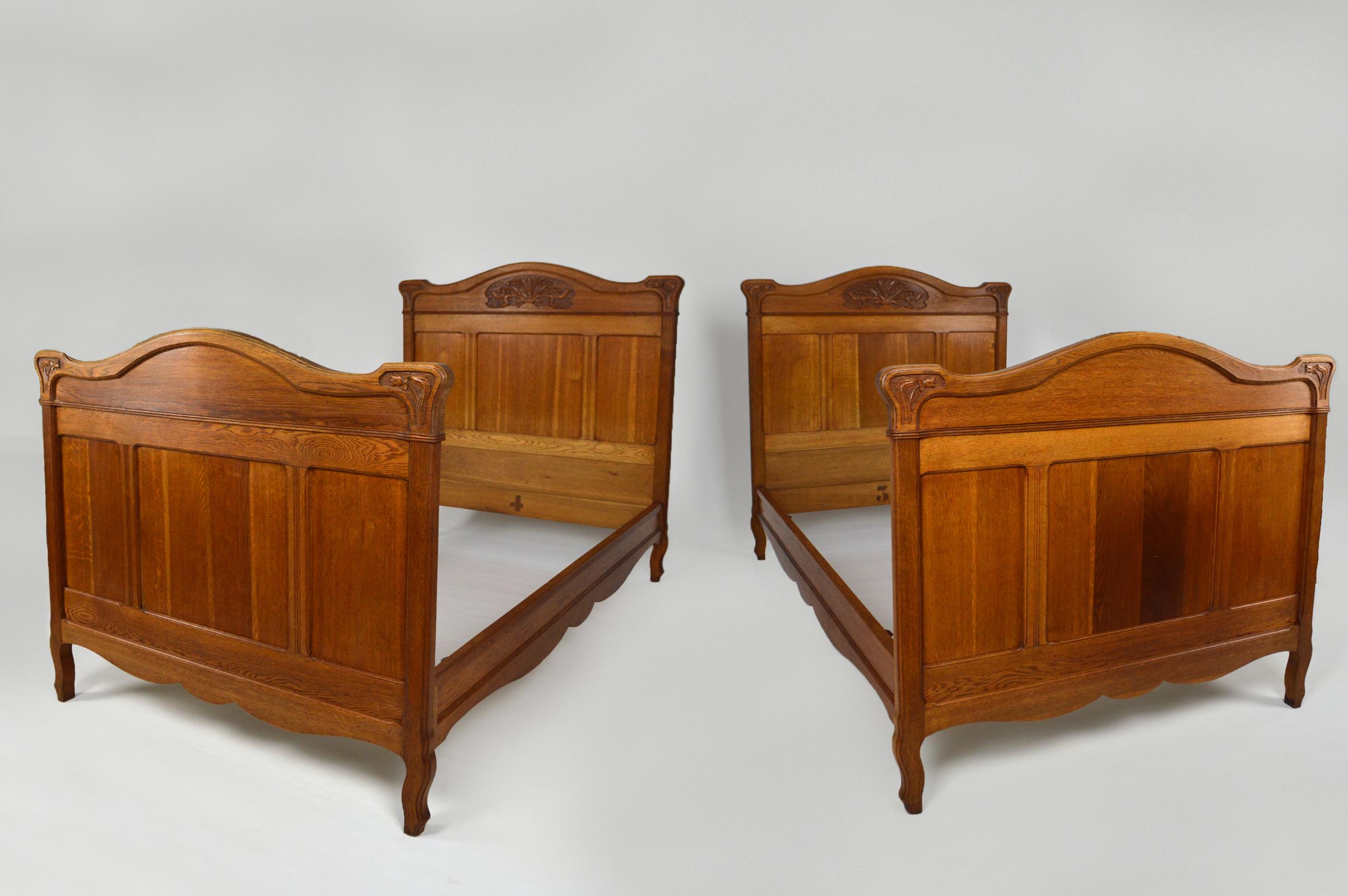 Elegant pair of oak twin beds. The pediments and corners of the headboards are beautifully carved in a floral theme.

Art Nouveau, France, around 1910.

In very good condition, wood treated against xylophages.

Dimensions:
height 123 cm upper