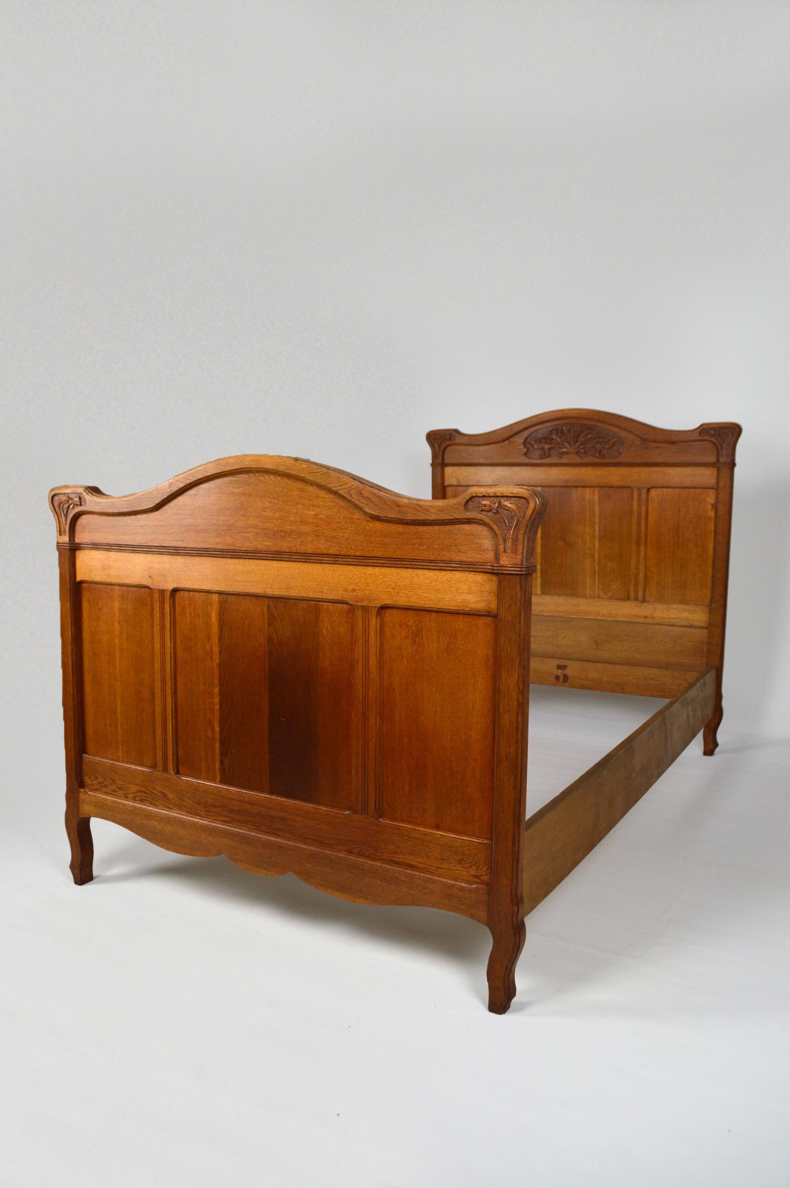 Art Nouveau Twin Beds in Carved Oak, France, circa 1910 In Good Condition For Sale In VÉZELAY, FR