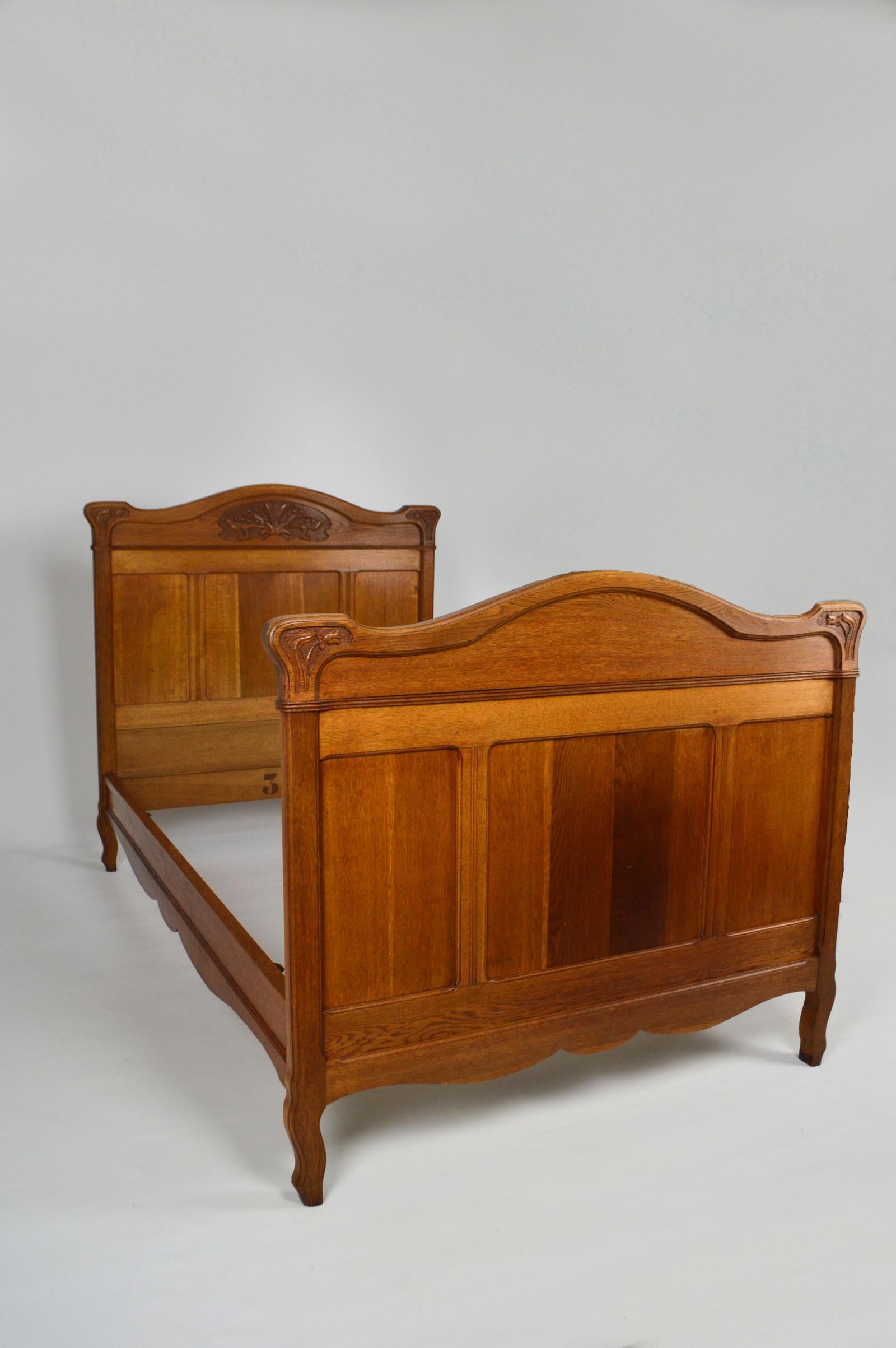 Early 20th Century Art Nouveau Twin Beds in Carved Oak, France, circa 1910 For Sale