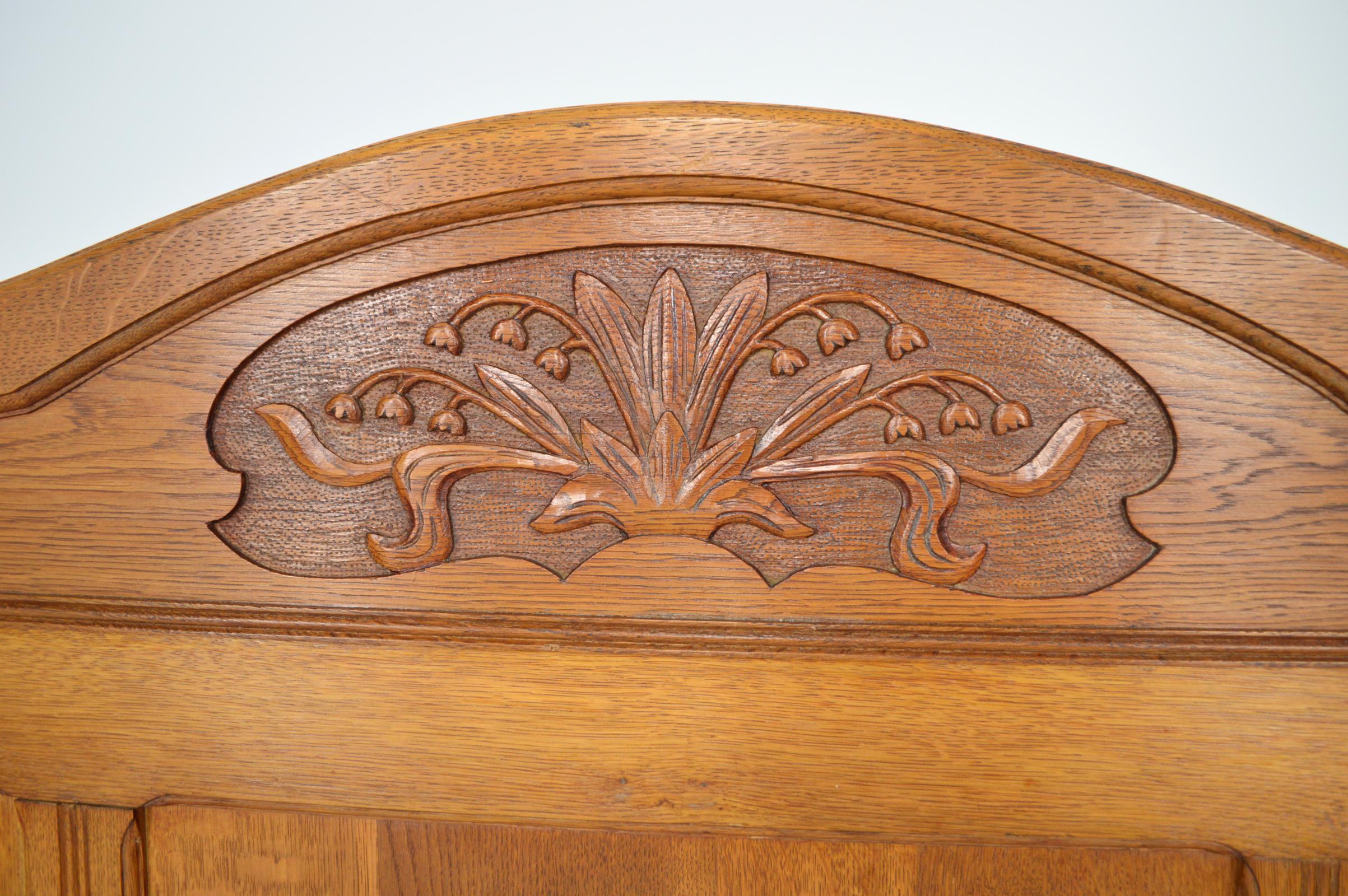 Art Nouveau Twin Beds in Carved Oak, France, circa 1910 For Sale 2