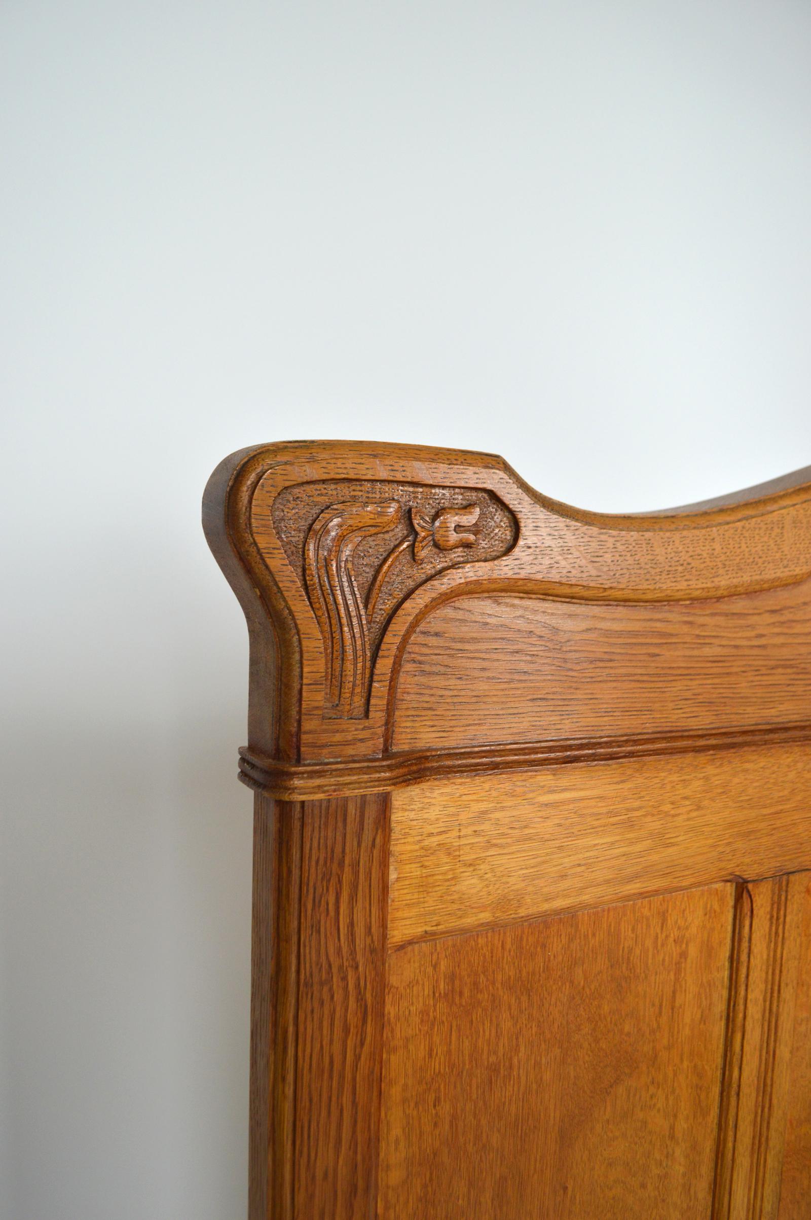Art Nouveau Twin Beds in Carved Oak, France, circa 1910 For Sale 3
