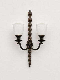 Art Nouveau Zwei Arme Bronze w Frosted Milk Glass Shades Wall Sconce, ein Satz von 3
