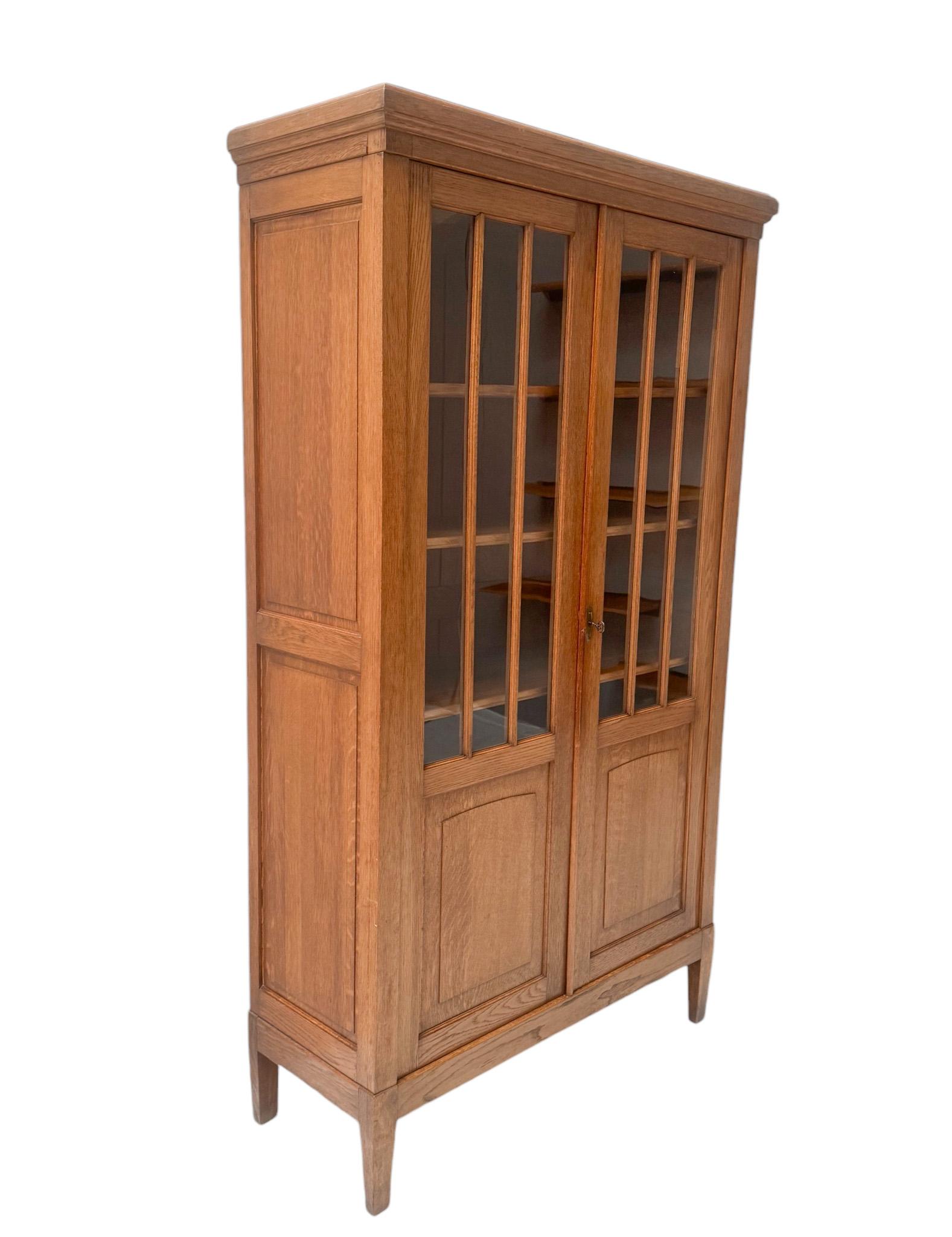 Wunderschönes und elegantes zweitüriges Jugendstil-Bücherregal.
Auffälliges niederländisches Design aus den 1900er Jahren.
Massiver Eichensockel mit Originalglas in den beiden Türen.
Schloss und Schlüssel sind in gutem Zustand.
Dieses wunderbare