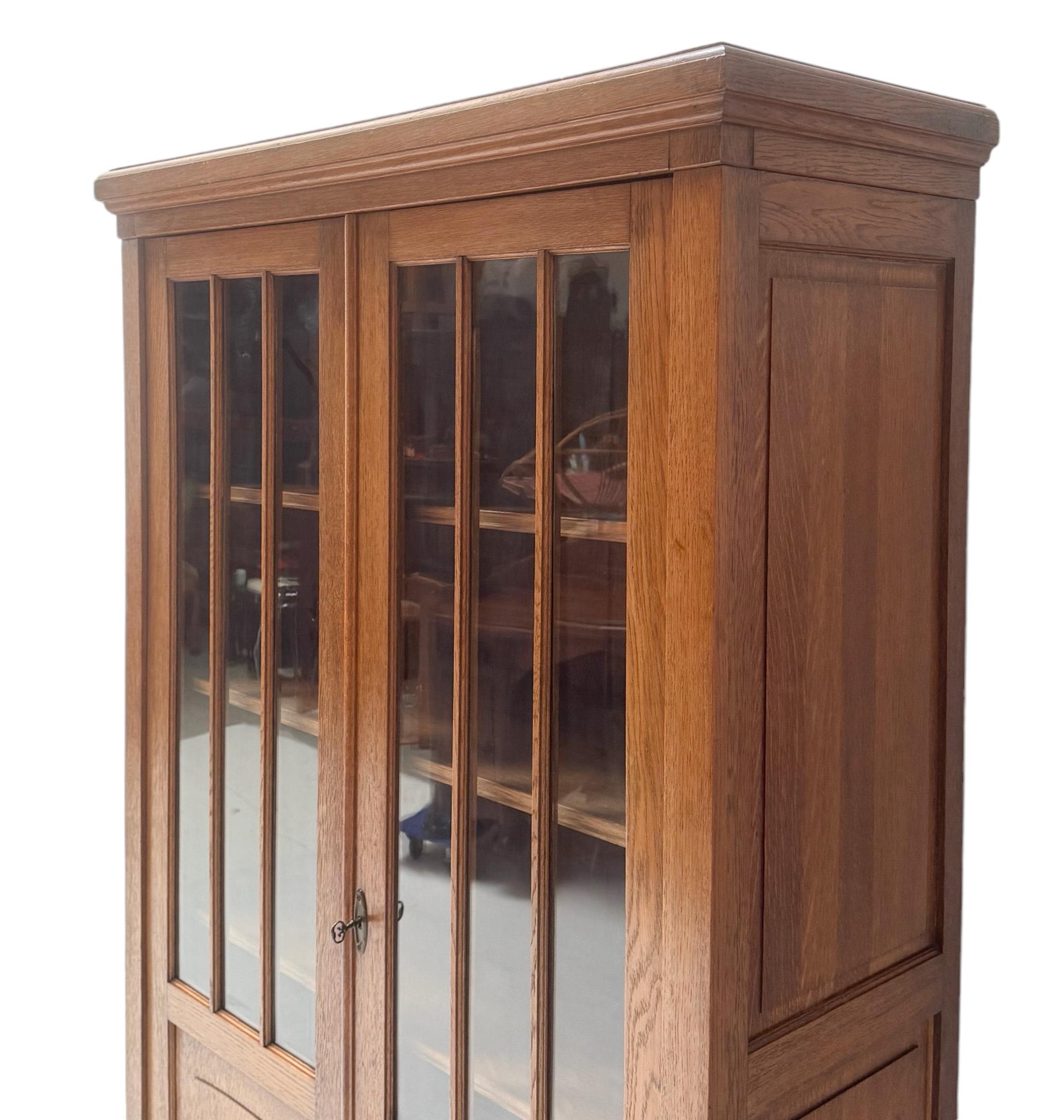 Zweitüriges Jugendstil-Bücherregal, 1900er Jahre (Glas) im Angebot