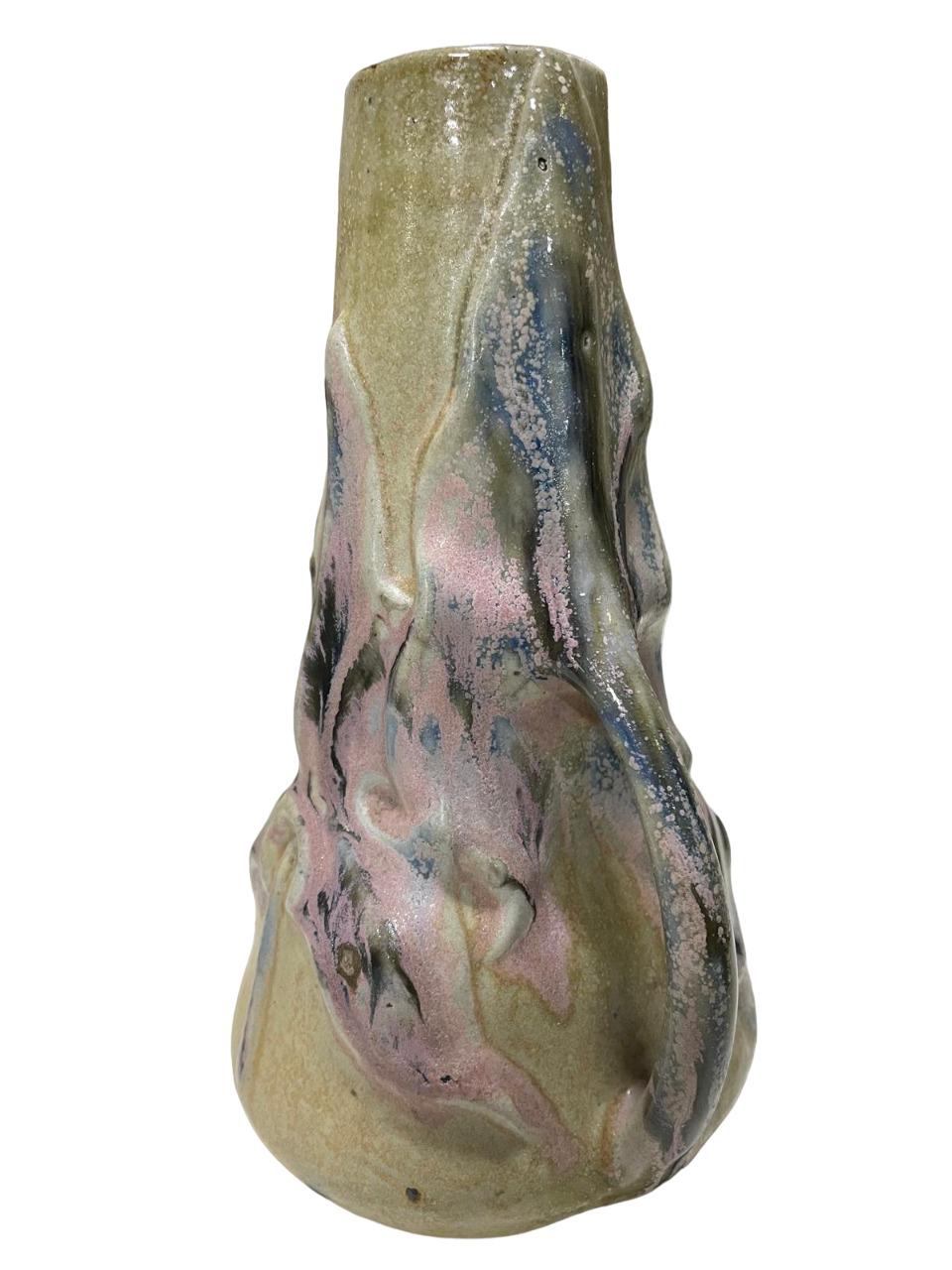 Vase ART NOUVEAU à deux anses, avec quelques éclats roses, céramique raffinée en vente 3