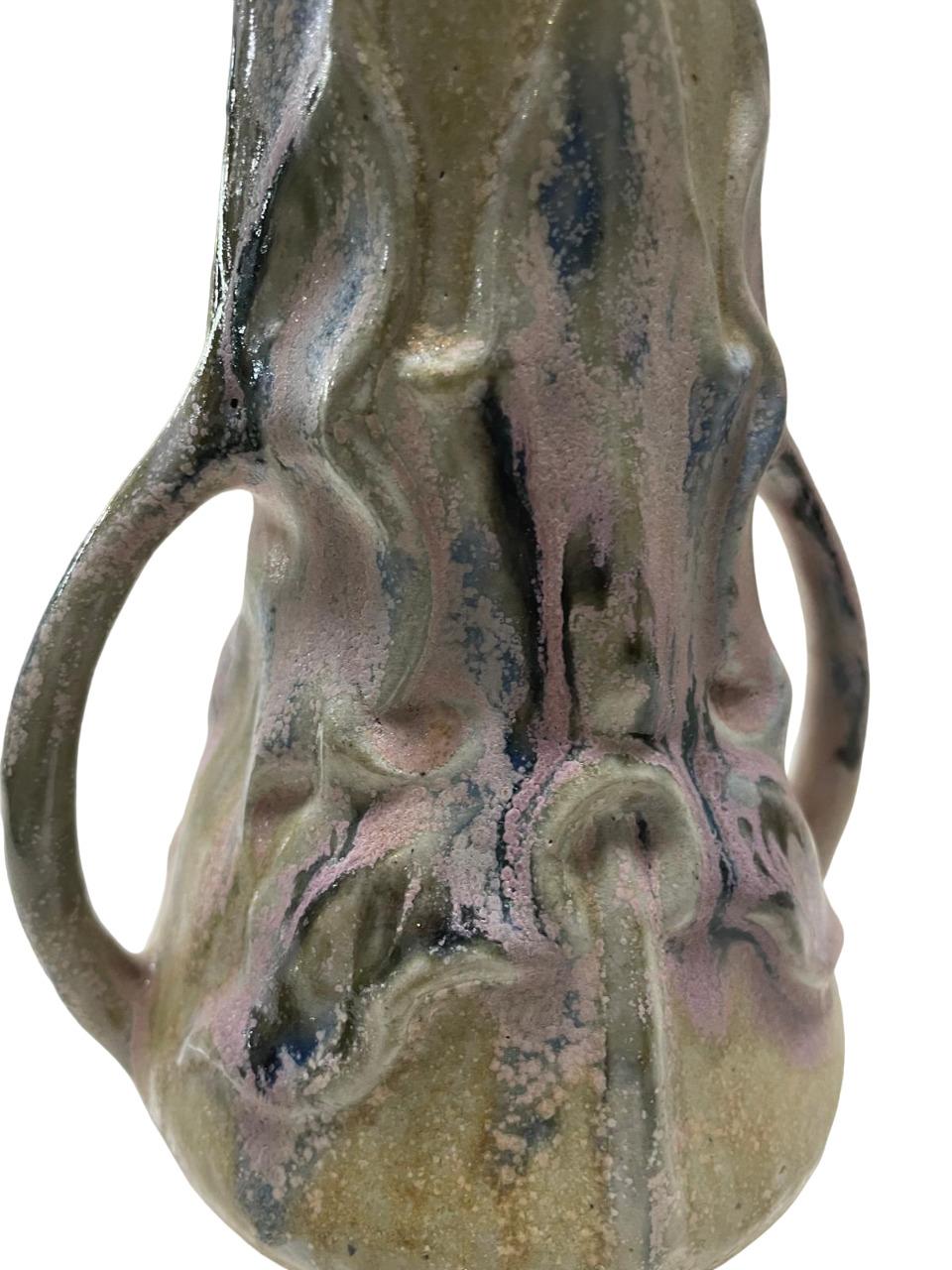 Vase ART NOUVEAU à deux anses, avec quelques éclats roses, céramique raffinée en vente 8