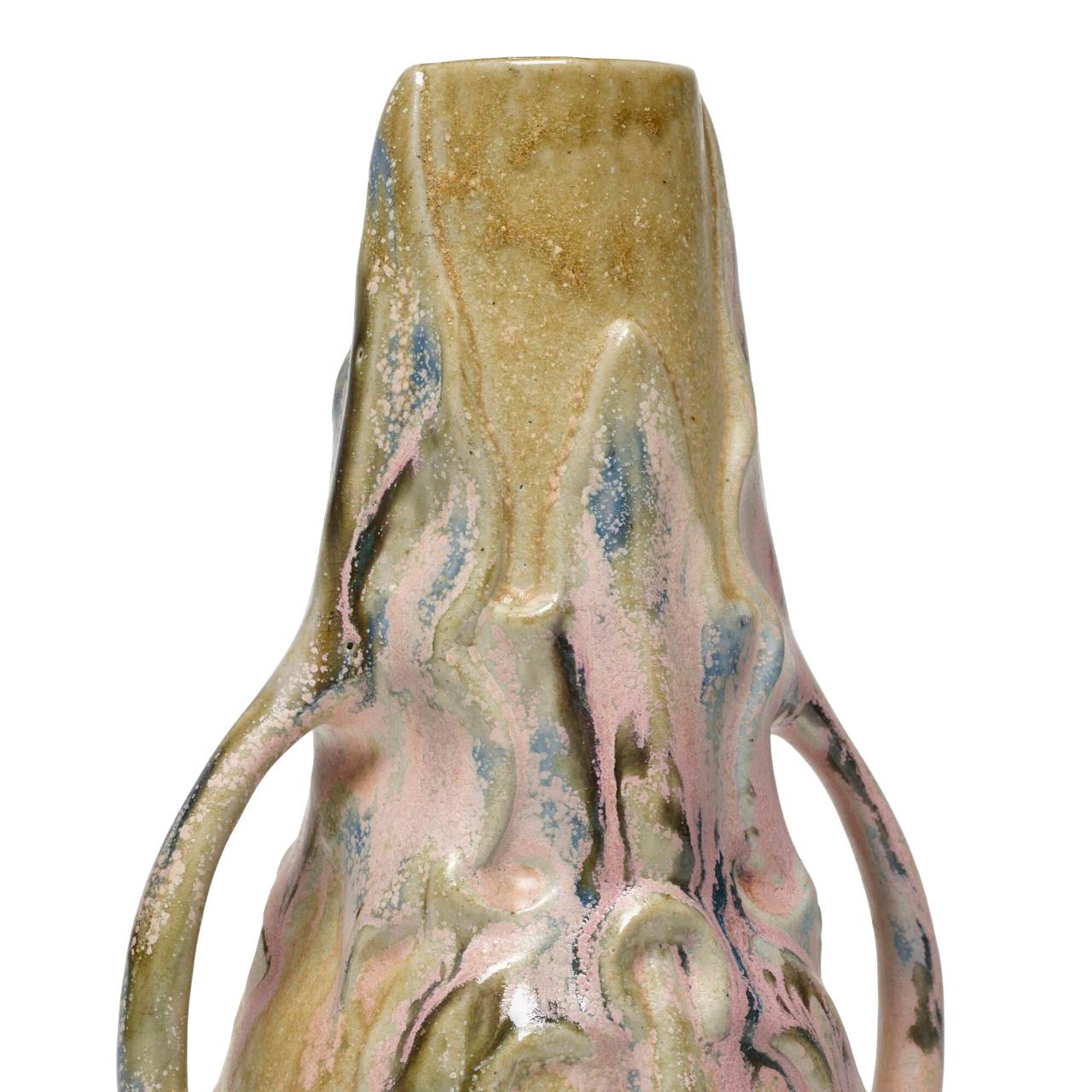 Charles Gréber (1853-1935) war ein renommierter Keramiker, der die Beauvaiser Keramik nachhaltig prägte, indem er das von seinem Vater 1870 gegründete Familienunternehmen ausbaute.
Diese elegante Vase mit zwei Henkeln ist die perfekte Ergänzung für