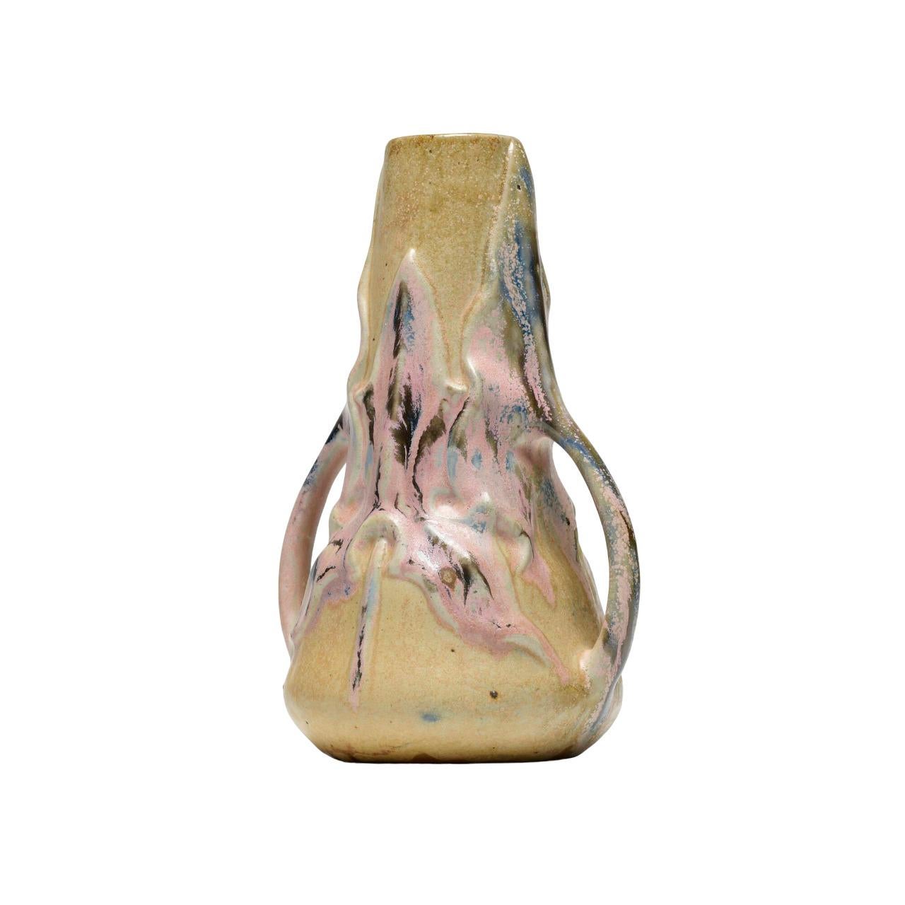 Art nouveau Vase ART NOUVEAU à deux anses, avec quelques éclats roses, céramique raffinée en vente