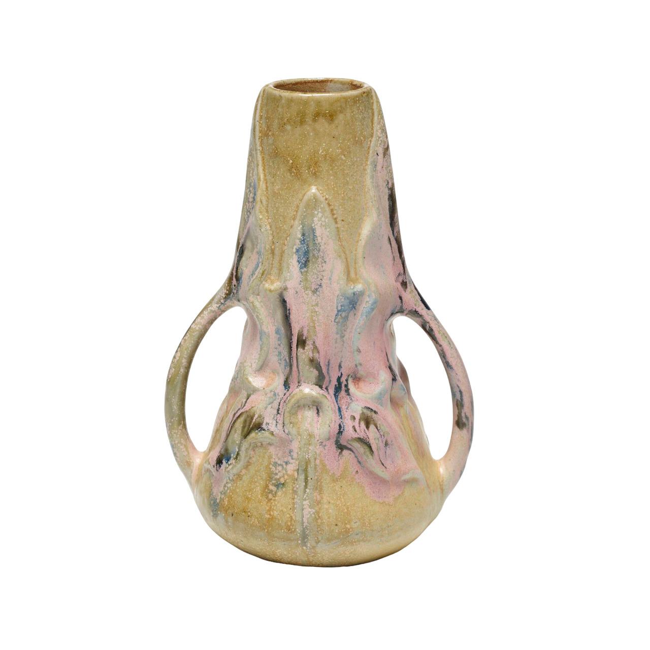 Vase ART NOUVEAU à deux anses, avec quelques éclats roses, céramique raffinée Bon état - En vente à Richmond Hill, ON