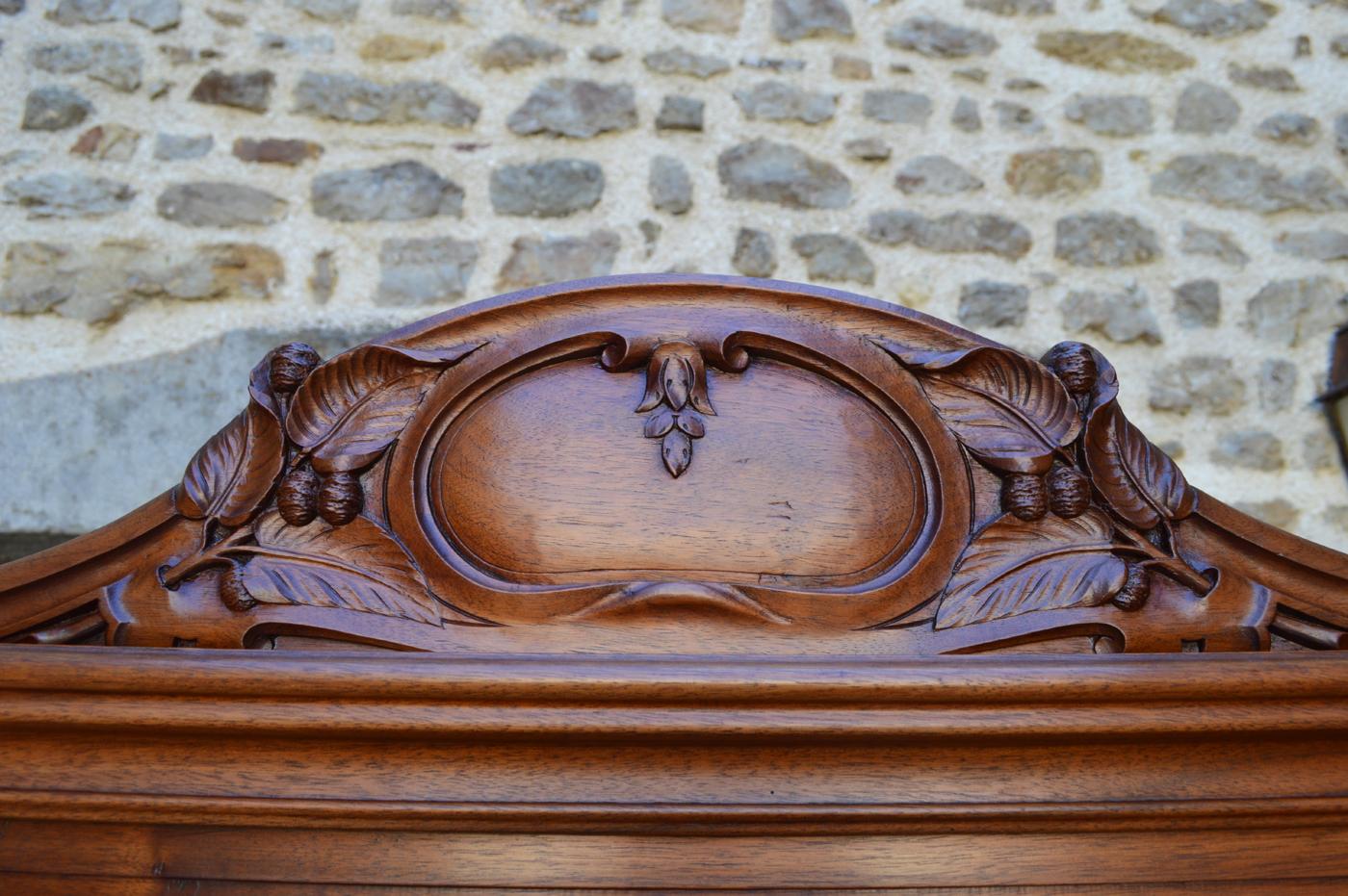 Art Nouveau Two-piece Sideboard in Carved Walnut, France, circa 1900 For Sale 4