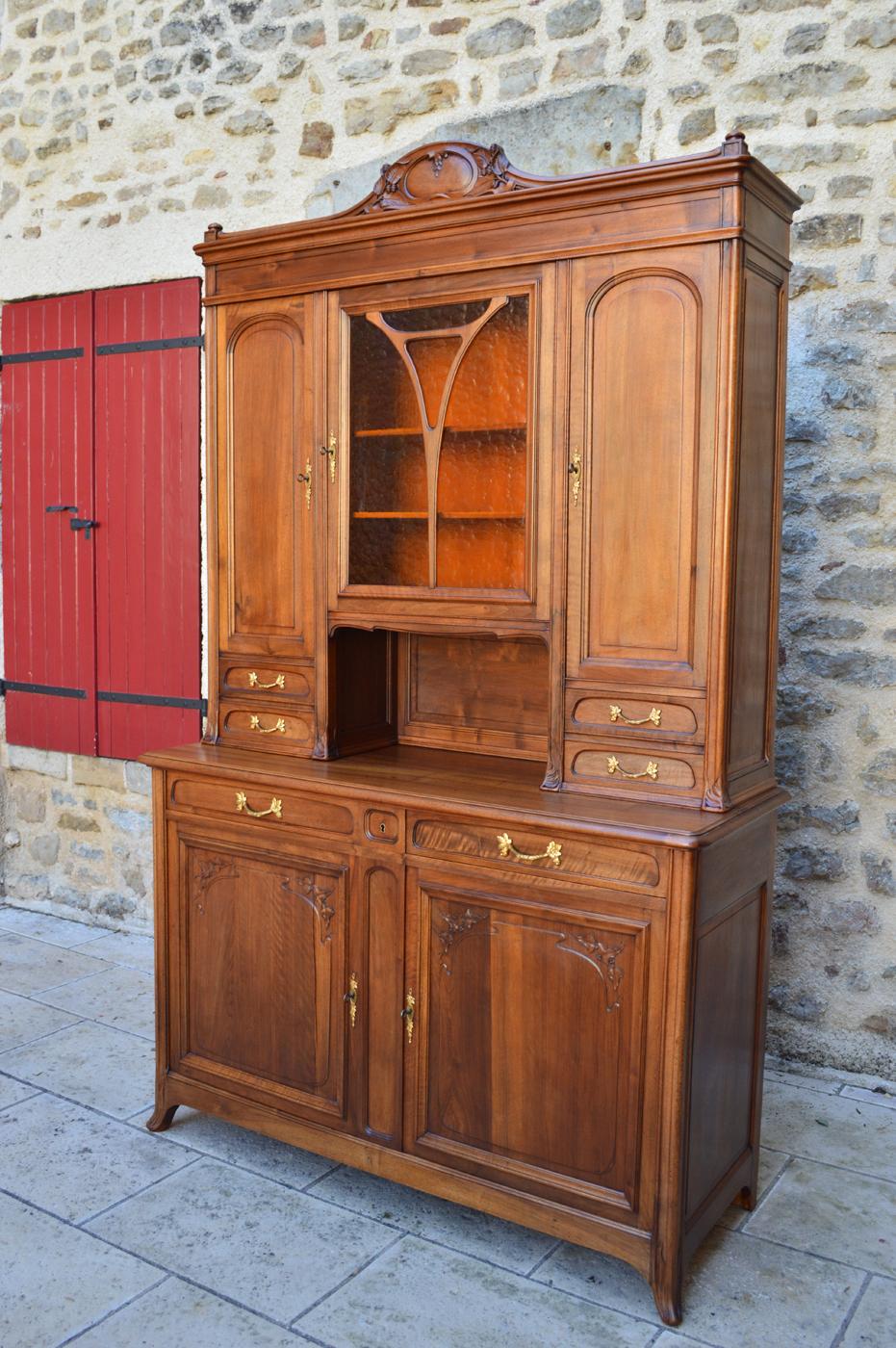 Superb buffet 2 bodies / dresser composed of:

- in the upper part: 4 small drawers, 3 cupboards including a cathedral glass door, and a nicely carved pediment;
- in the lower part: 2 large drawers and 1 large cupboard with double doors.

All