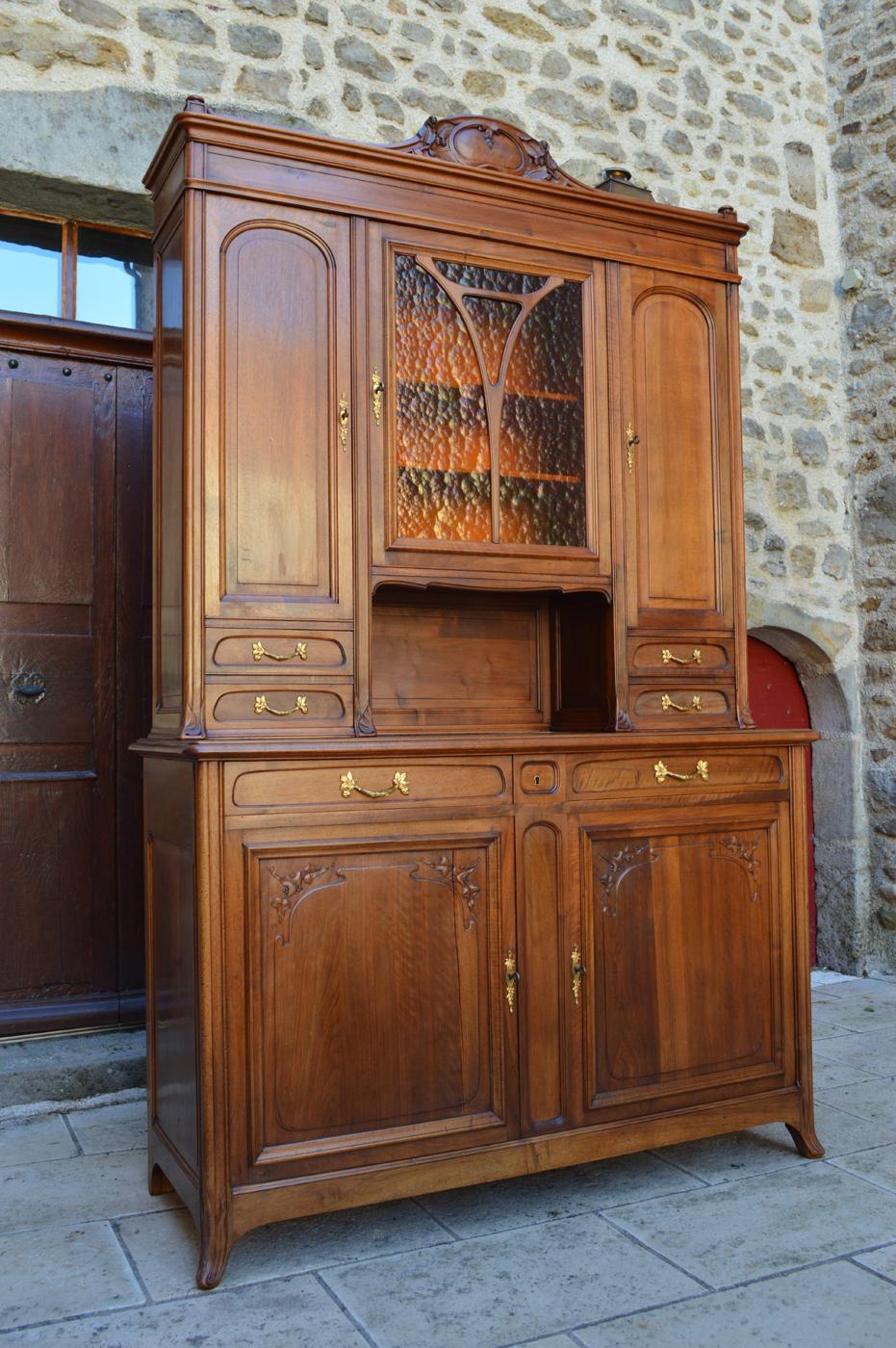 Art nouveau Buffet deux pièces Art Nouveau en noyer sculpté, France, vers 1900 en vente