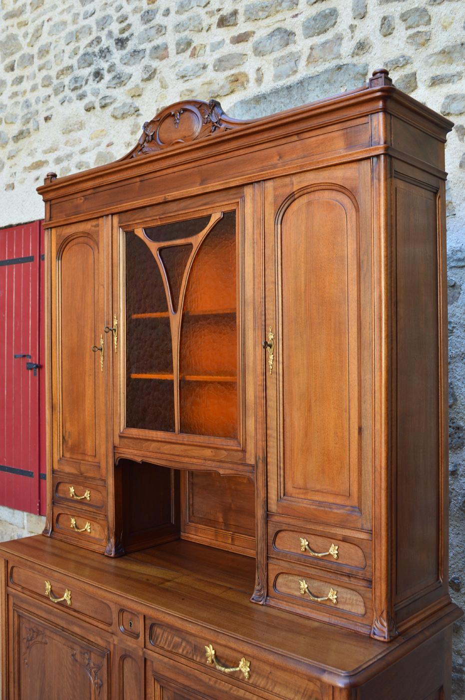 Art Nouveau Two-piece Sideboard in Carved Walnut, France, circa 1900 In Good Condition For Sale In VÉZELAY, FR