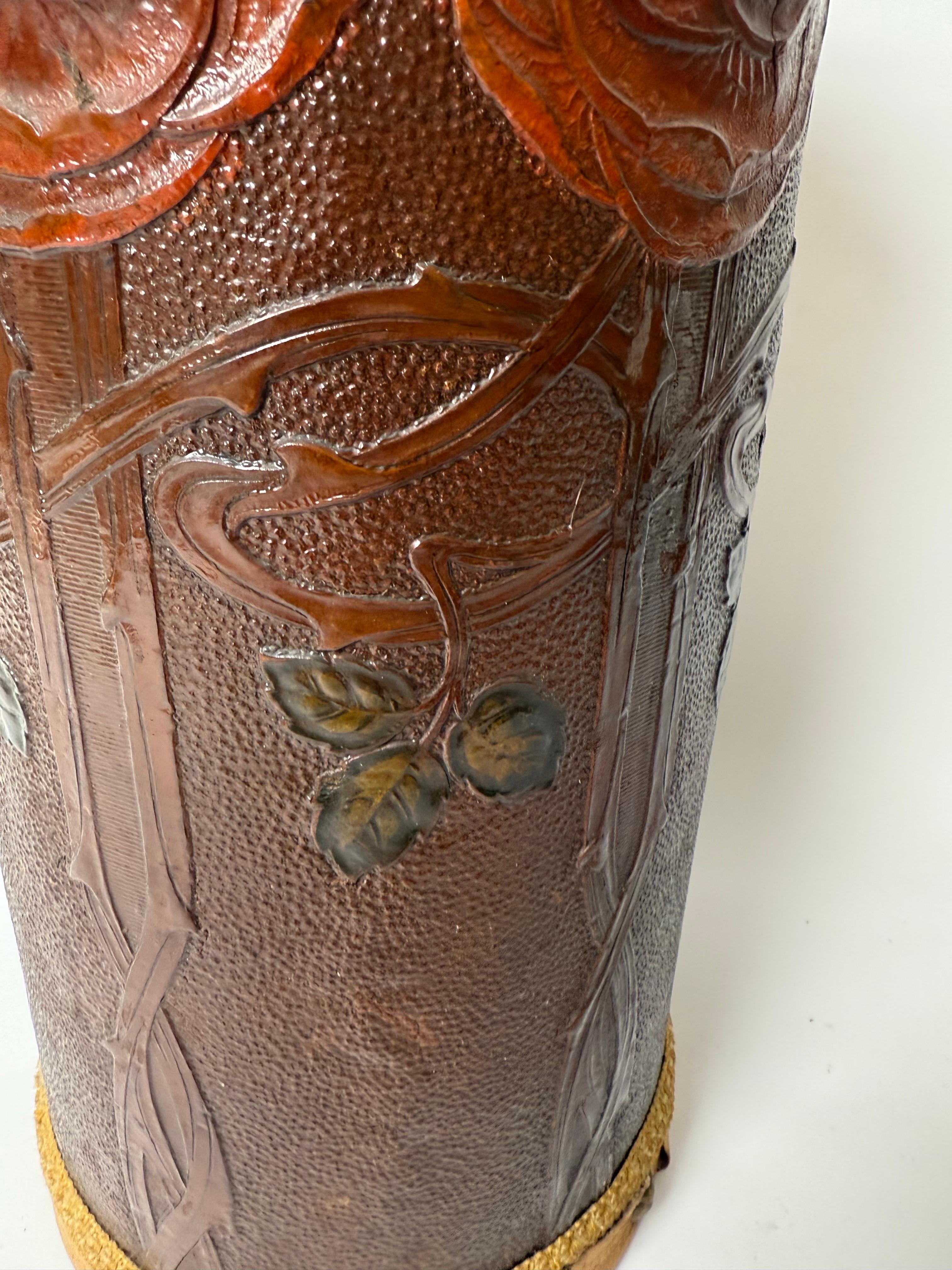 Art Nouveau Cestino portaombrelli Art Decor in pelle decorata con rose rosse in vendita