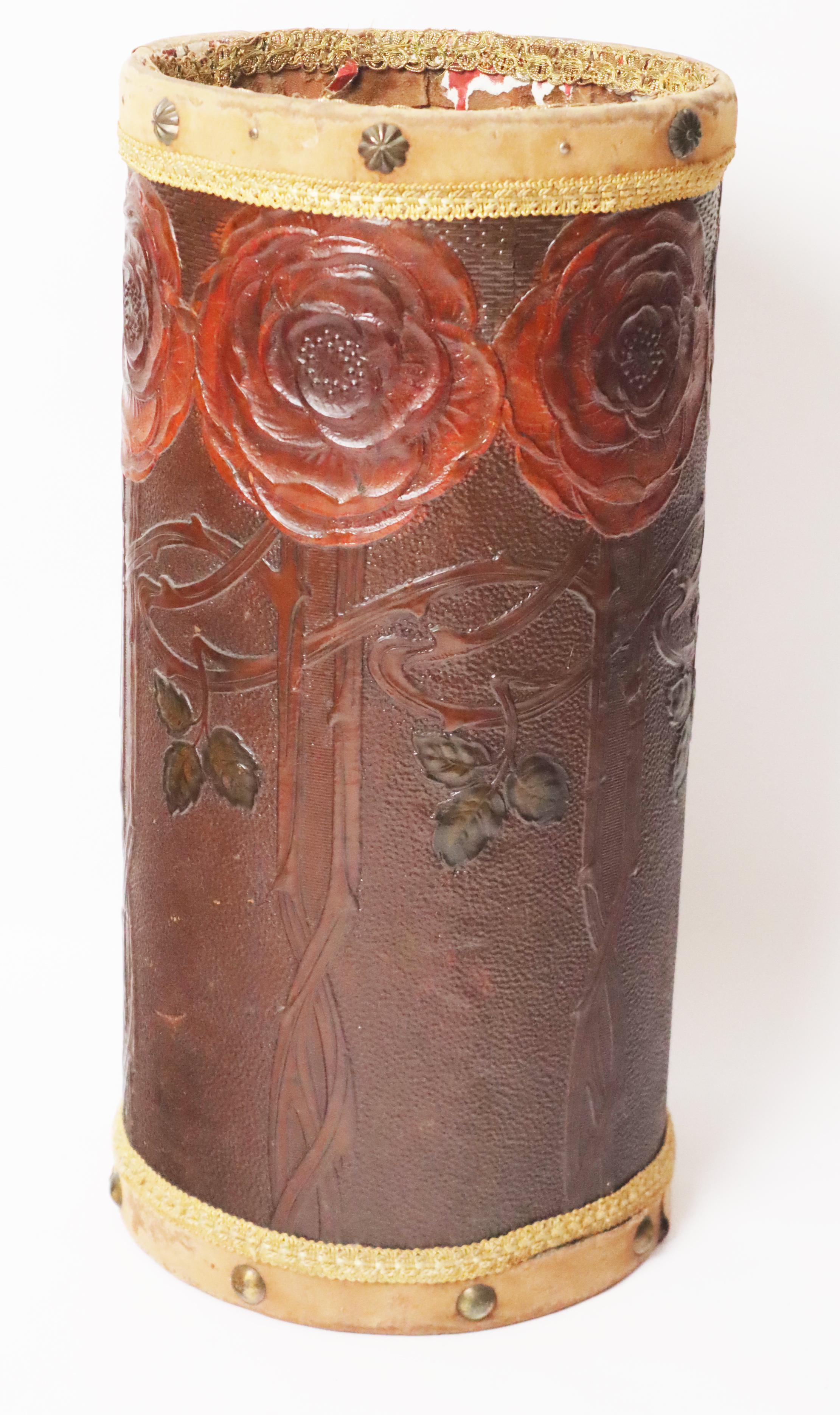 Cestino portaombrelli Art Decor in pelle decorata con rose rosse In condizioni buone in vendita a Hannover, DE