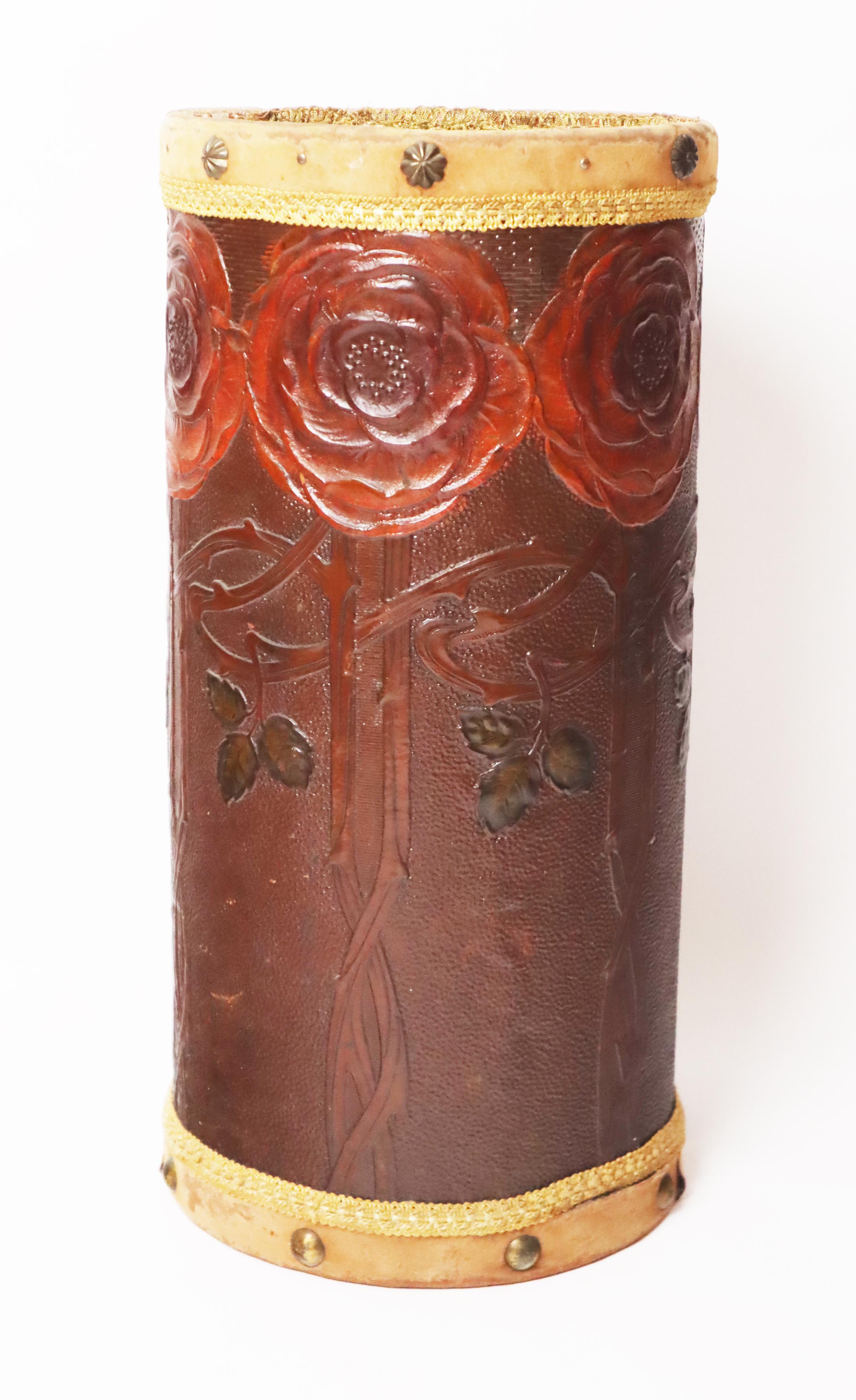 Inizio XX secolo Cestino portaombrelli Art Decor in pelle decorata con rose rosse in vendita