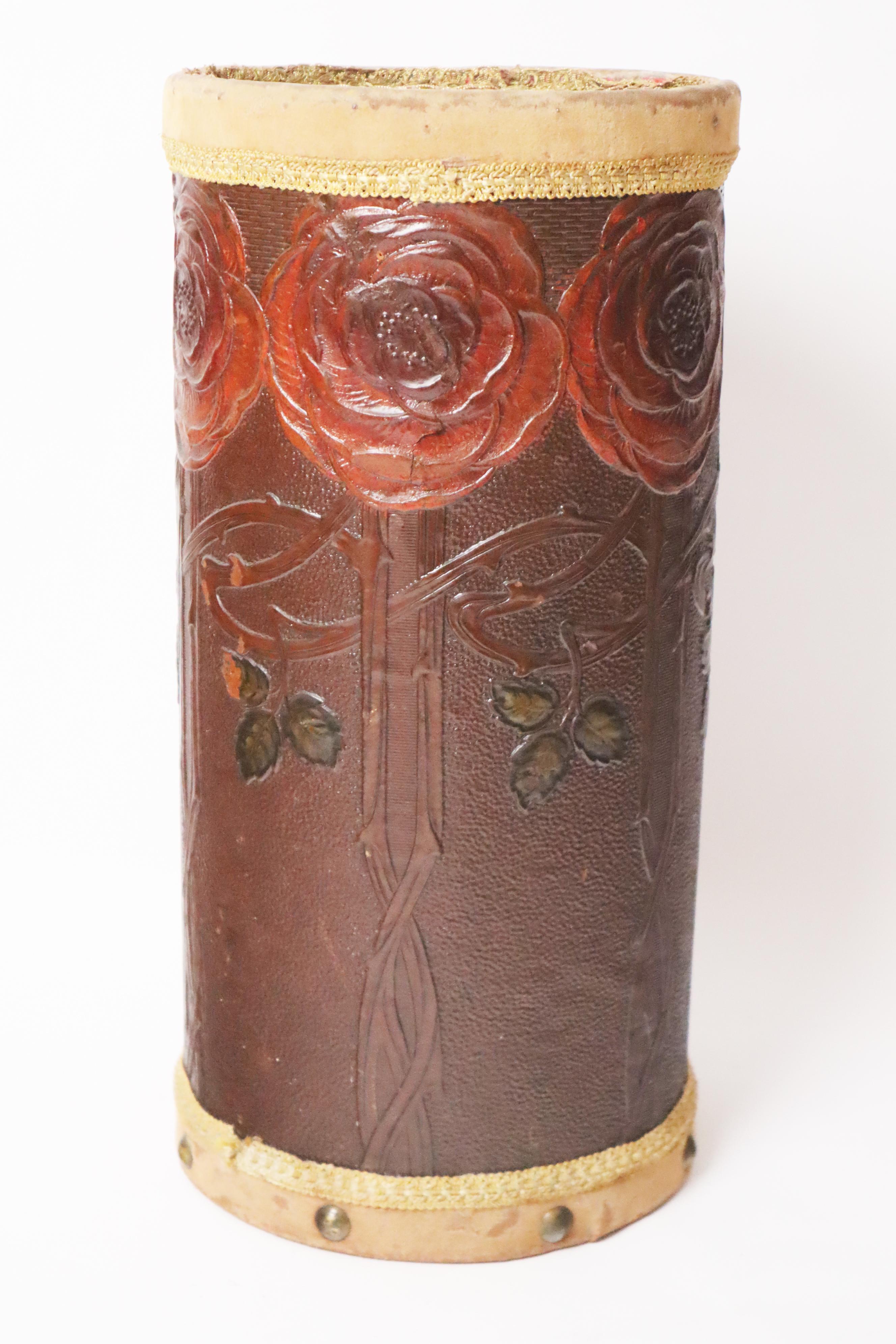 Cestino portaombrelli Art Decor in pelle decorata con rose rosse in vendita 1