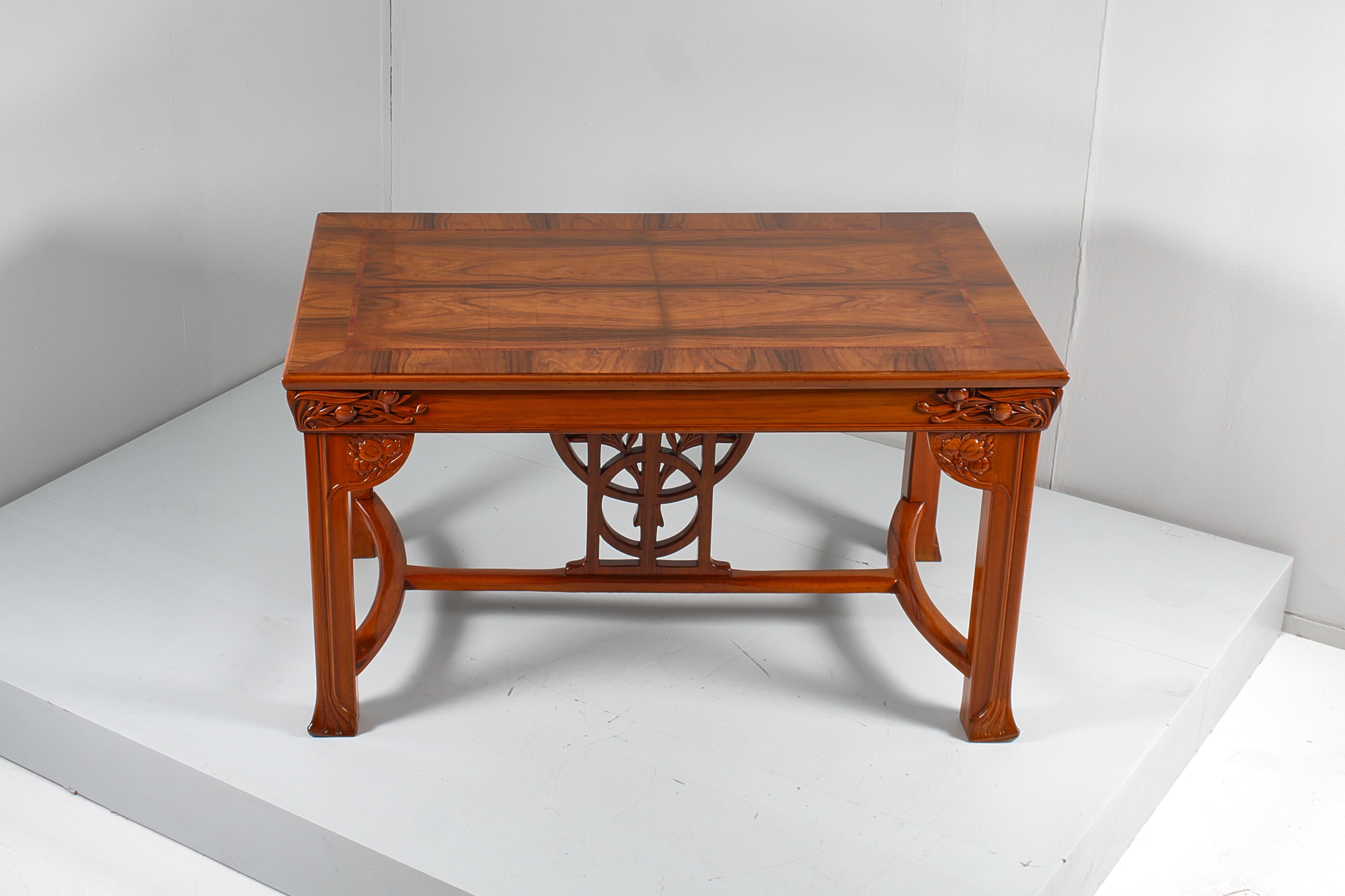 Jugendstil-Tisch mit Intarsien und geschnitztem Holz, V. Ducrot, restauriert, 1900, Italien (Italienisch) im Angebot