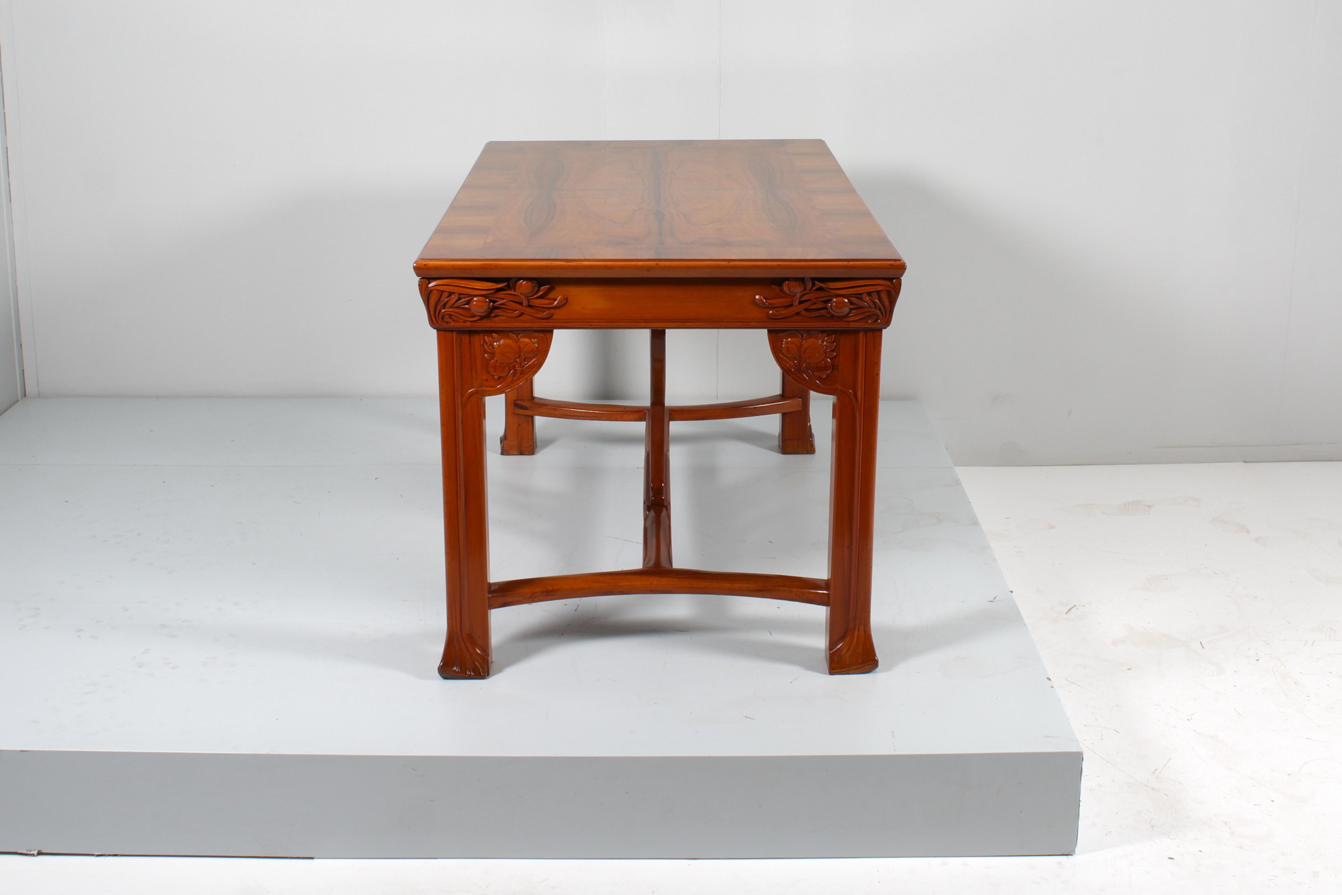 Fait main Table Art Nouveau V. Ducrot restaurée en bois incrusté et sculpté 1900 Italie en vente