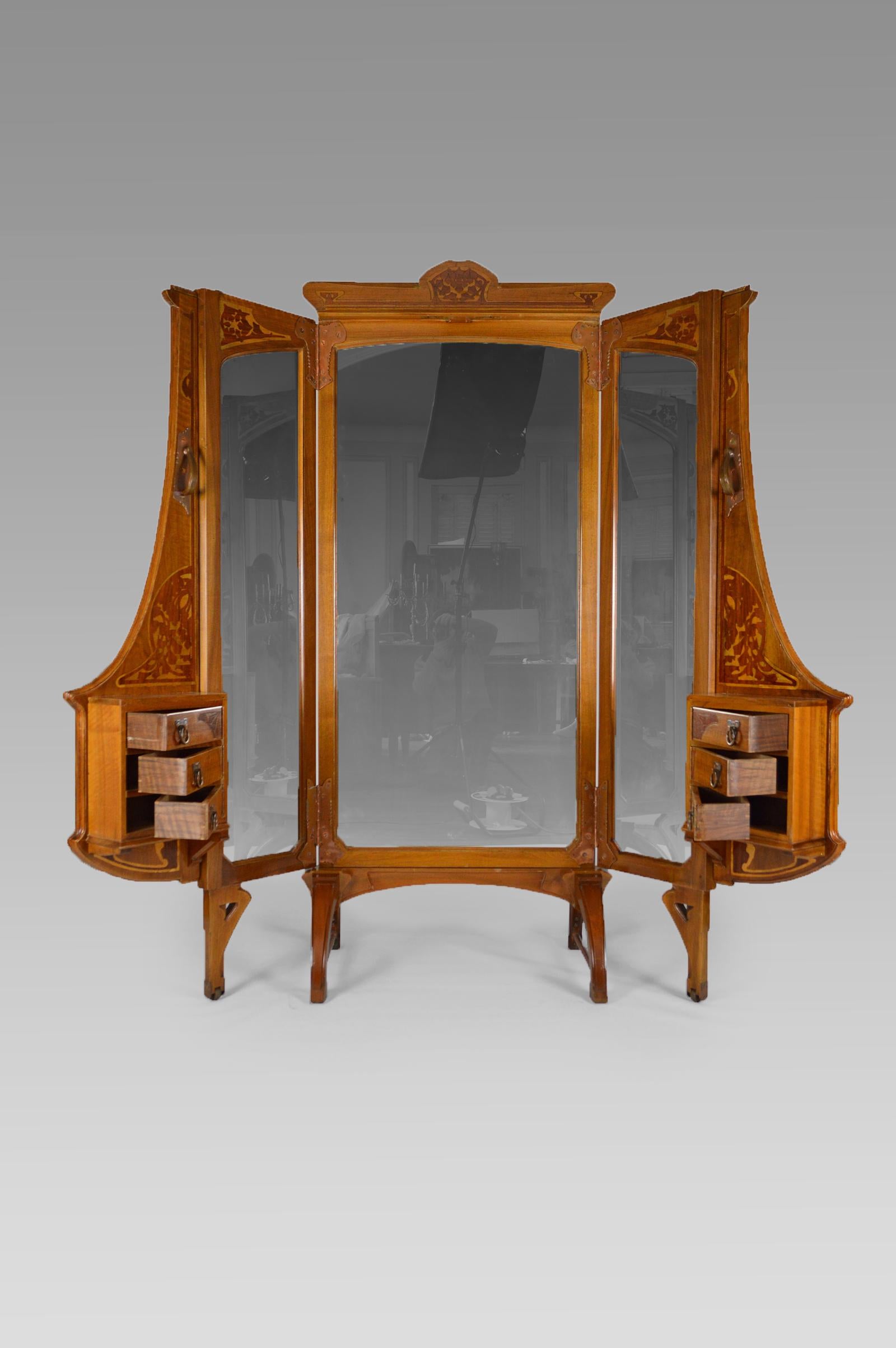 Exceptional dressing / vanity polyptych folding screen (5 panels).

Mahogany structure with inlays / marquetry of different essences with floral motifs.
Copper handles, hinges and pulls.
5 panels including 3 with mirrors and 2 with