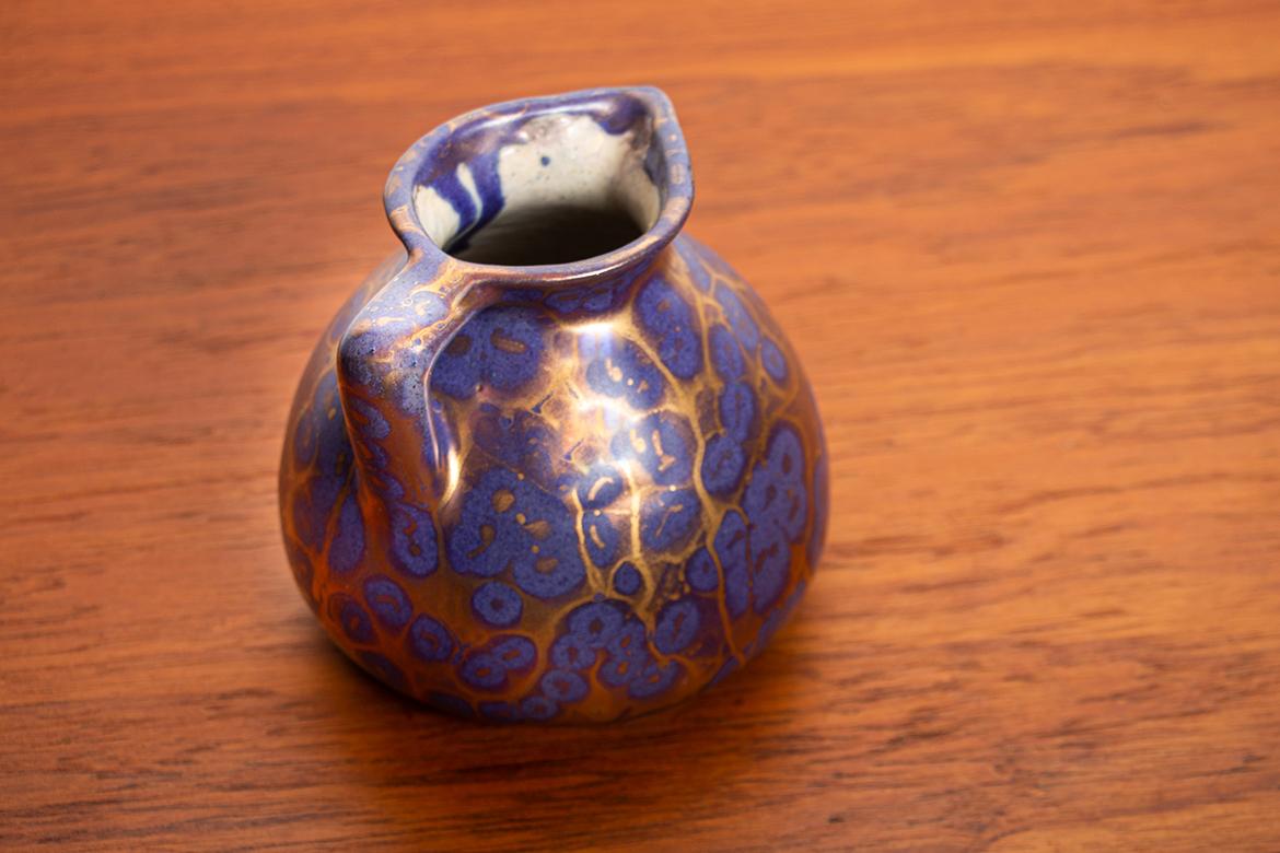 Art Nouveau vase and jug in iridescent purple glazed ceramic, Léon Pointu 1910. For Sale 4